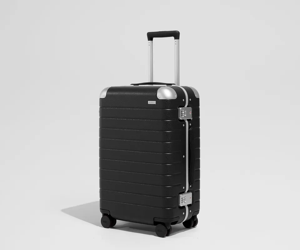 away-aluminum-edge-bigger-carry-on-valise-cabine-jet-black image 1