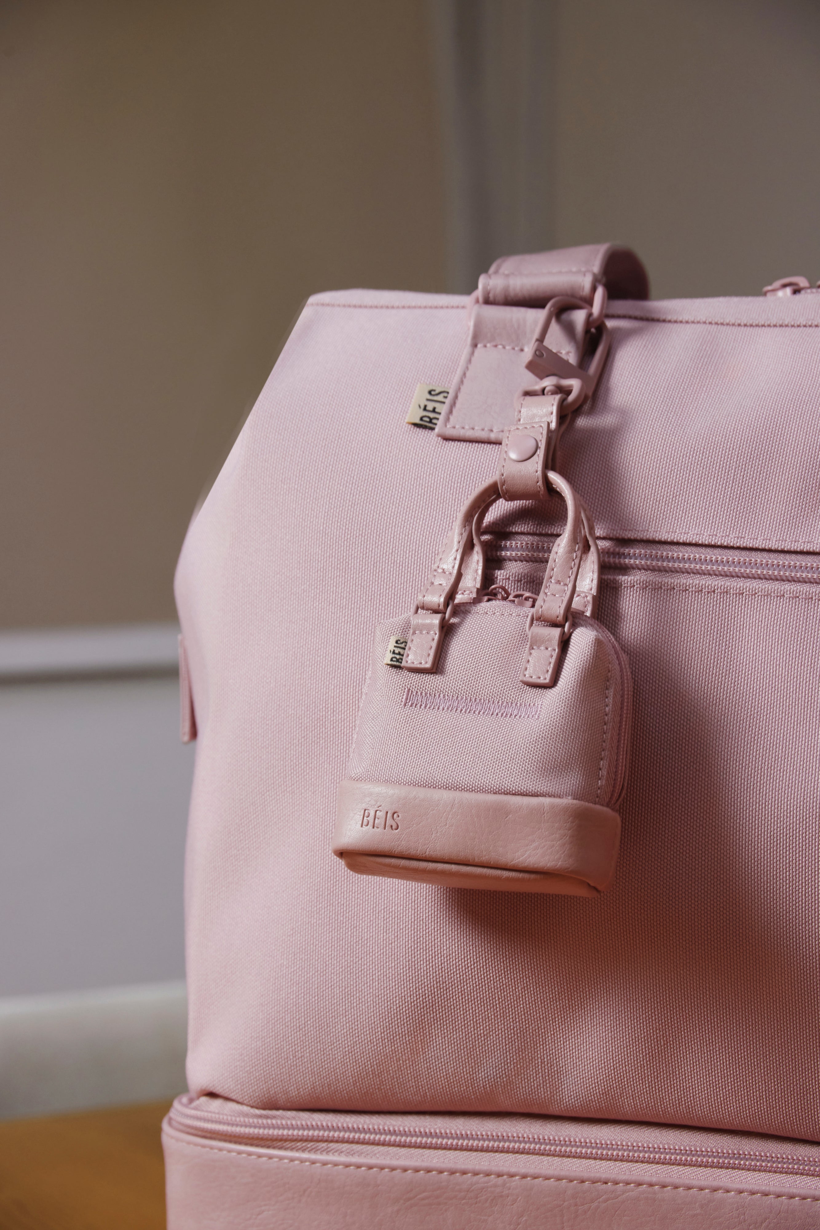 beis-micro-weekender-breloque-porte-cl-s-rose-atlas image 5