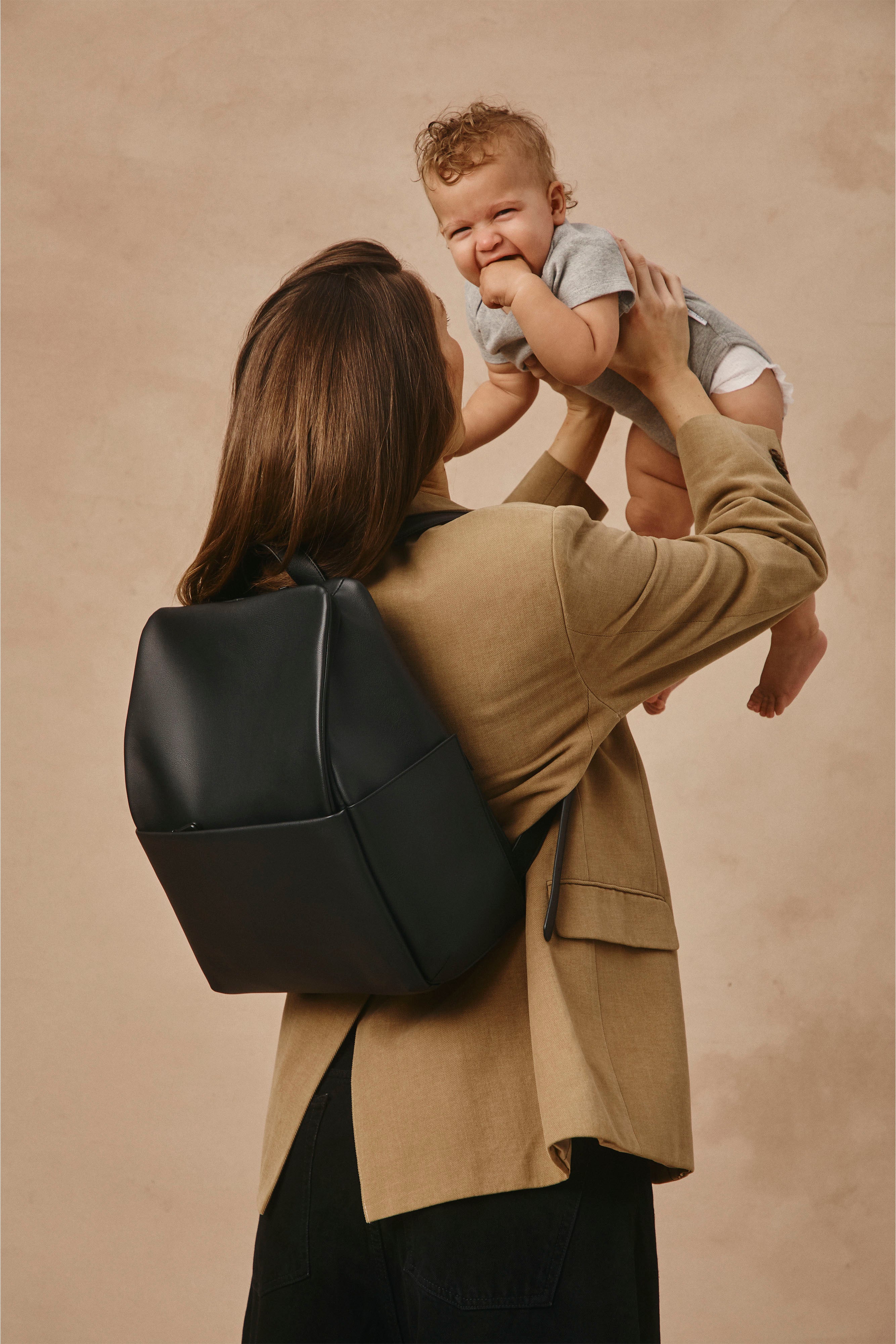 beis-everyday-diaper-sac-dos-langer-noir-vegan image 4