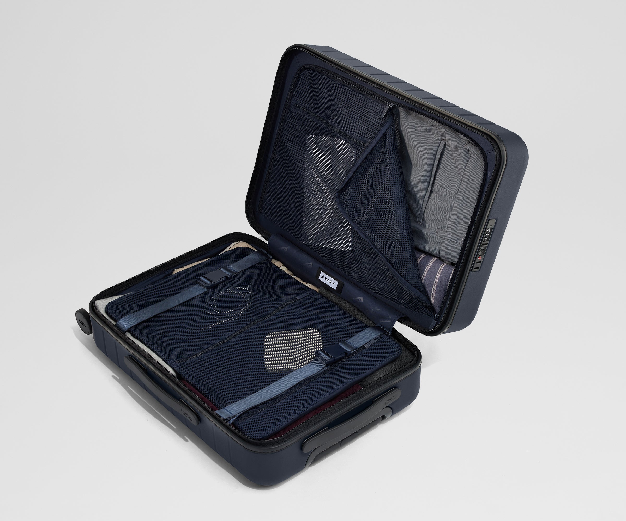 away-executive-carry-on-valise-cabine-bleu-marine-laptop image 8