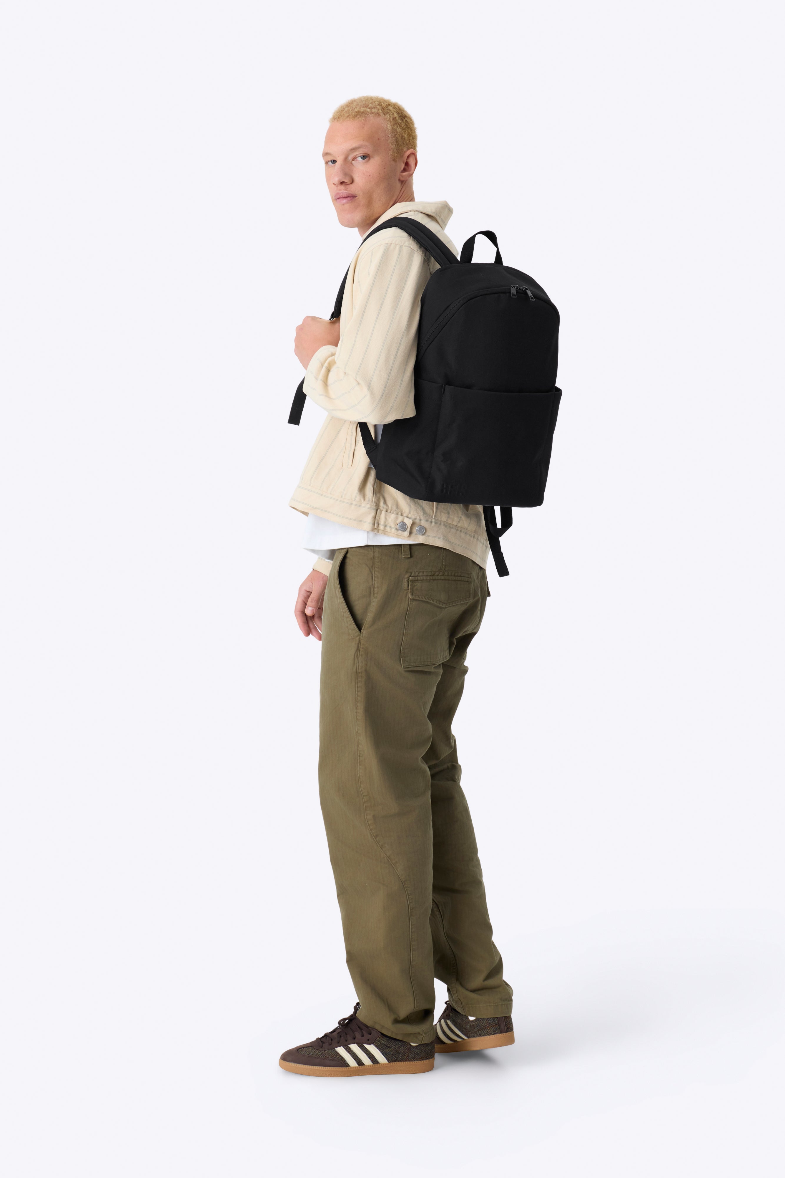 beis-the-classic-backpack-sac-dos-noir image 6