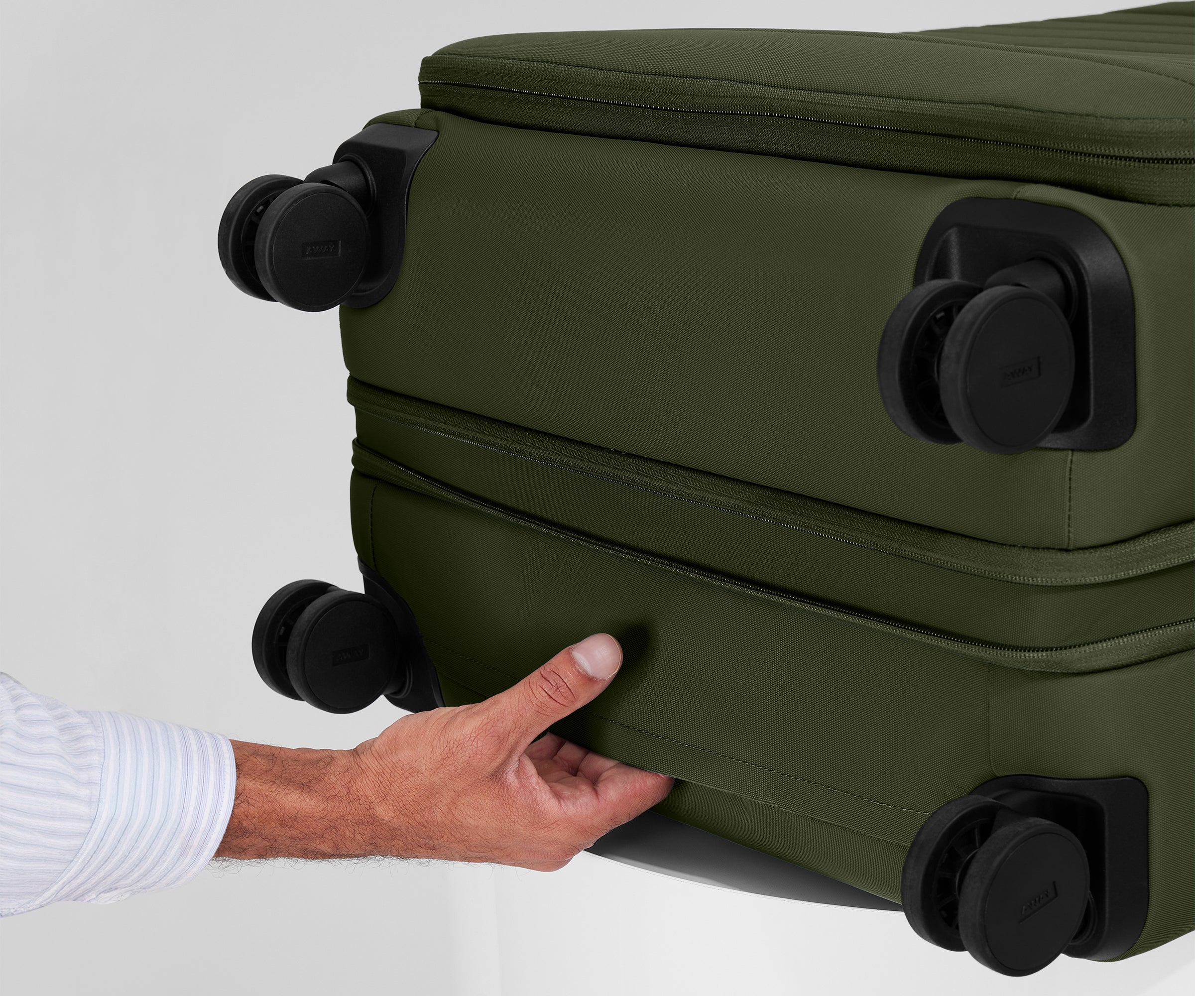 away-checked-softside-large-valise-soute-vert-olive image 7