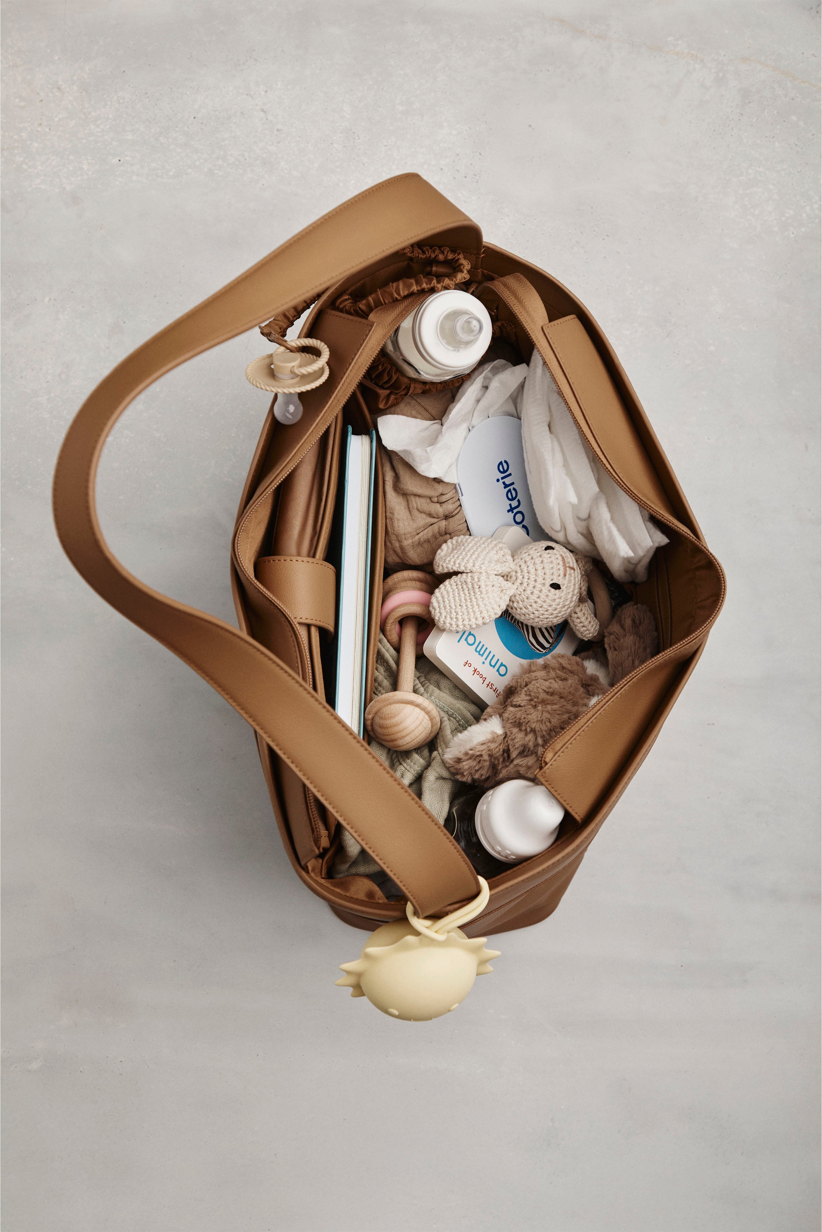 b-is-diaper-tote-sac-langer-camel-simili-cuir image 2