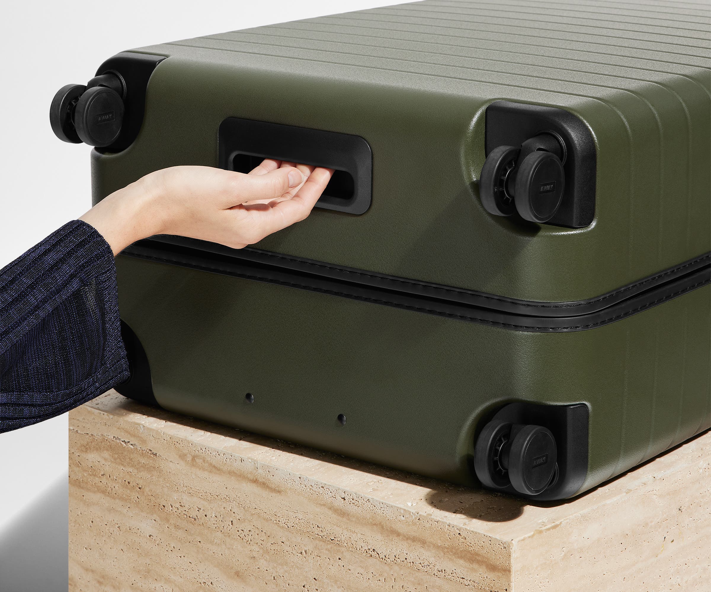 away-the-medium-valise-soute-vert-olive-rigide-2-semaines image 5