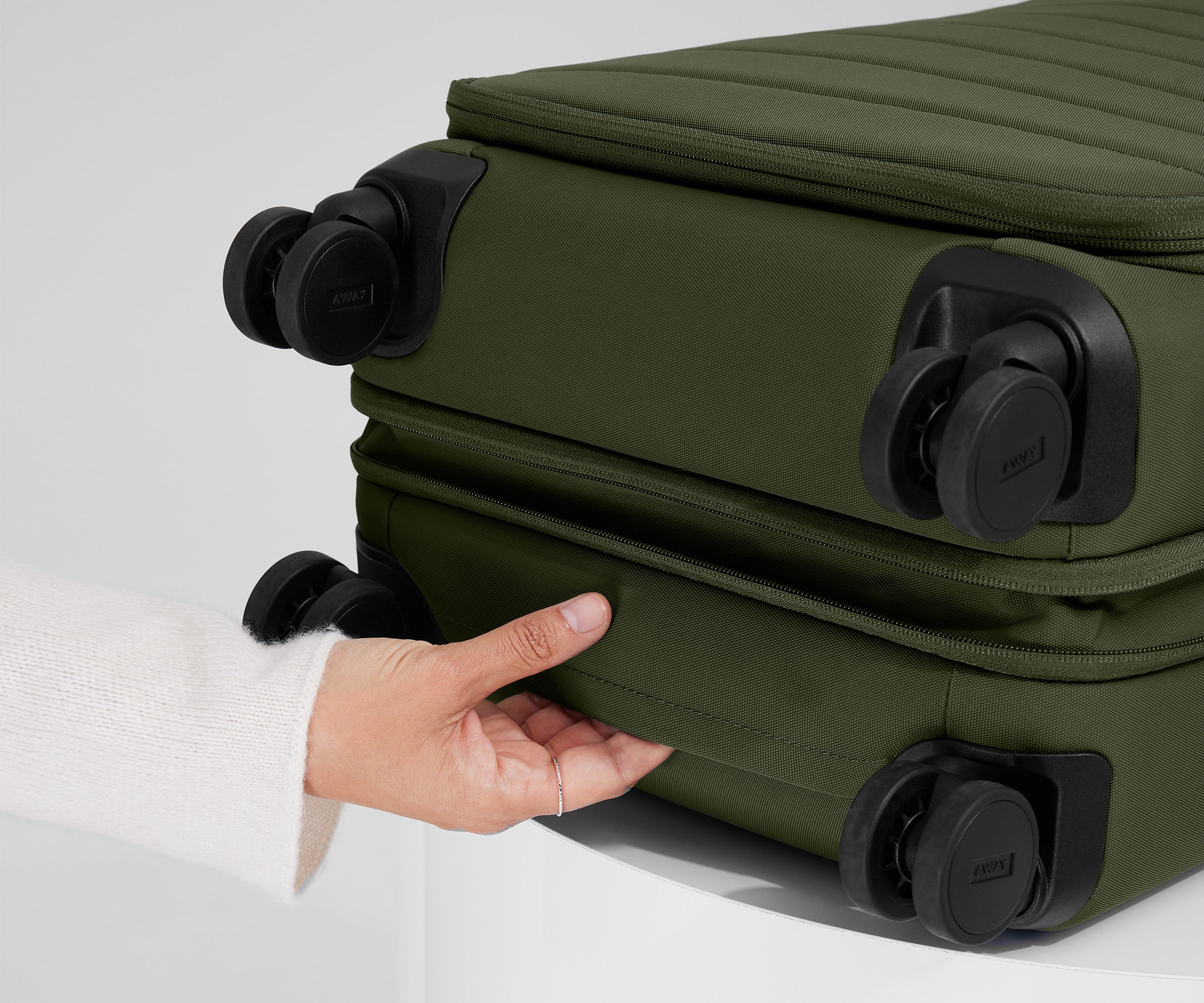 away-carry-on-valise-cabine-souple-vert-olive-extensible image 4