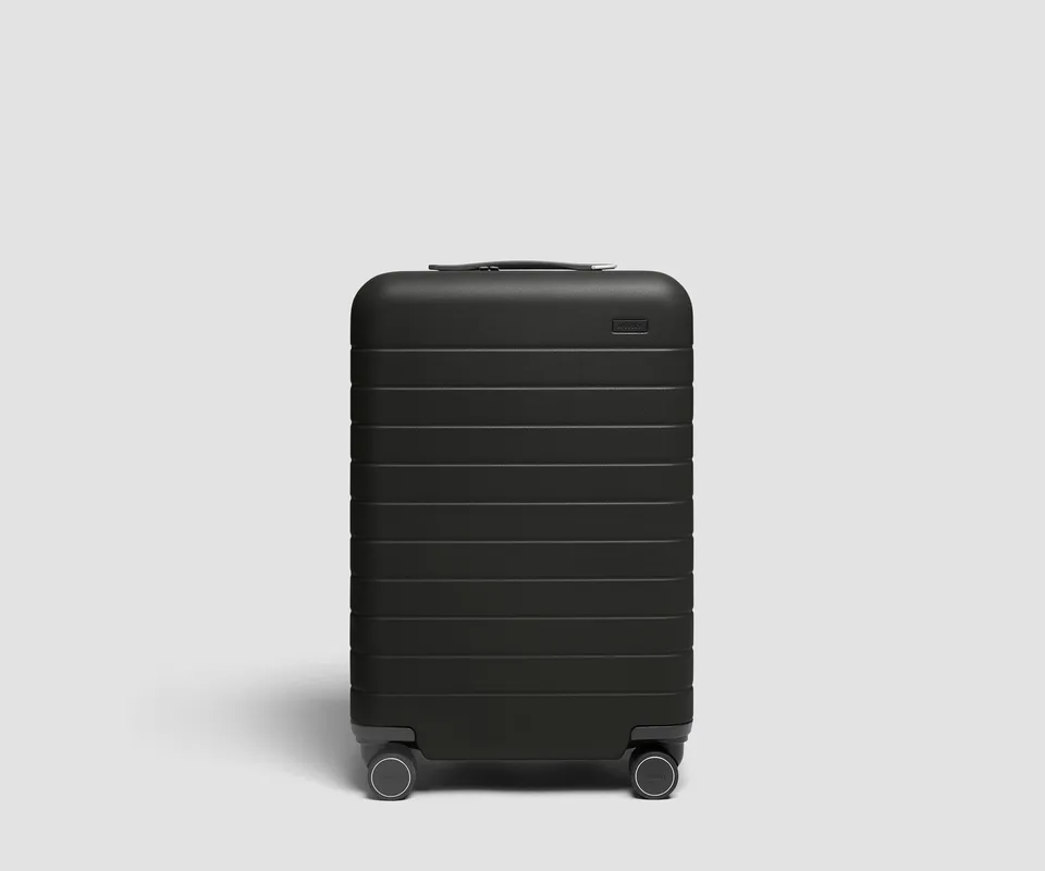 away-bigger-carry-on-3-valise-cabine-jet-black-rigide image 1