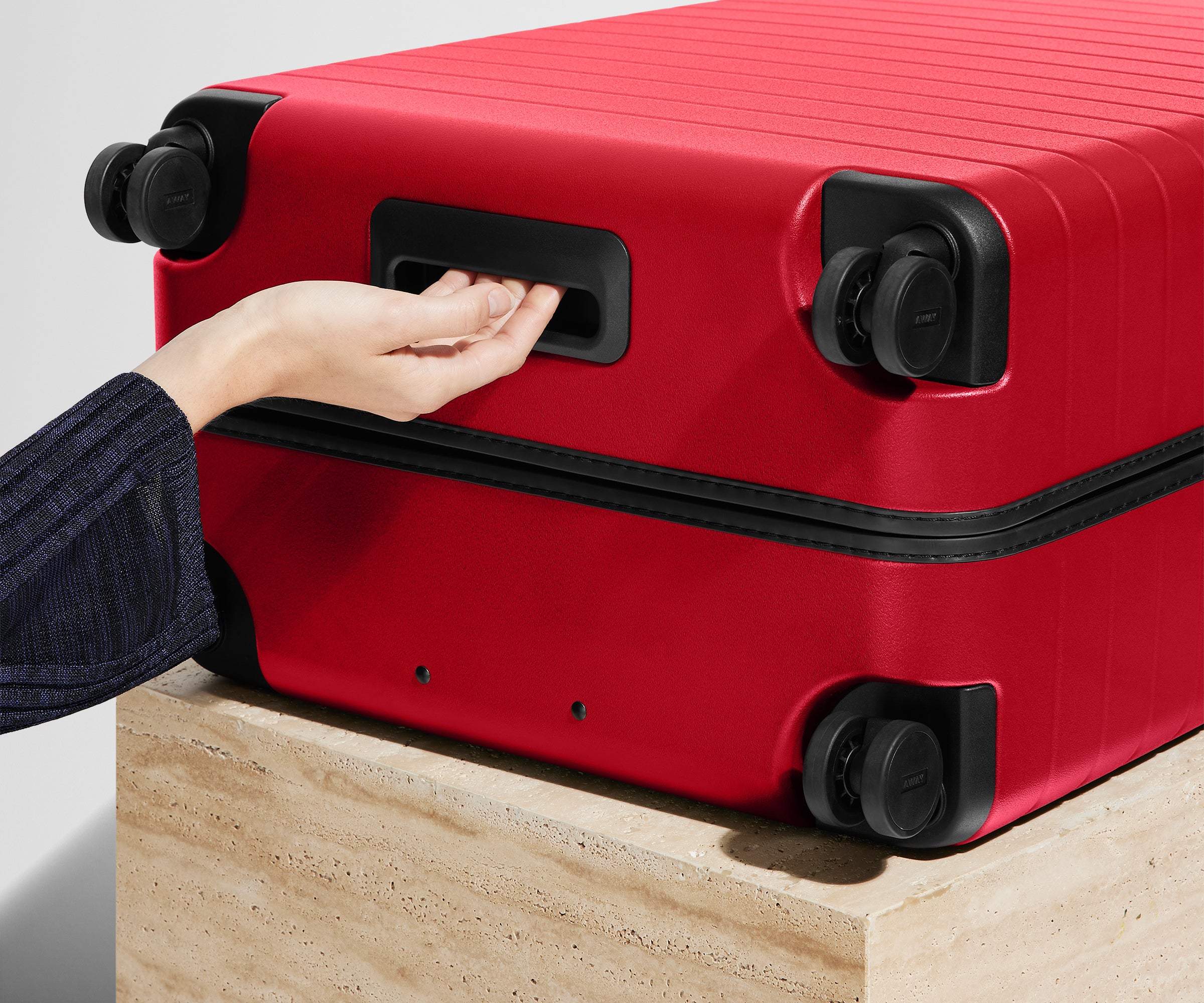 away-the-large-valise-soute-rigide-cherry-red image 5