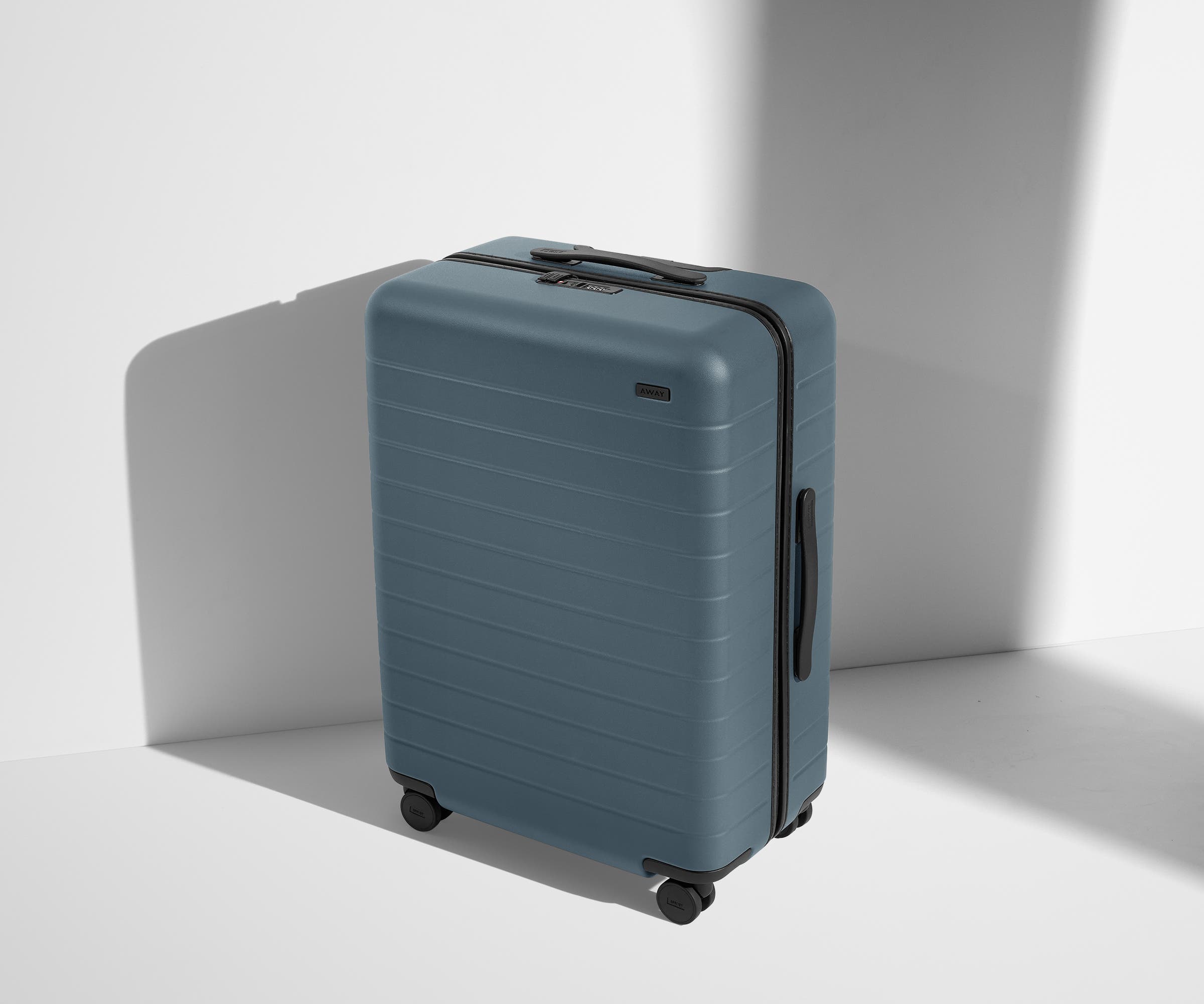 away-medium-valise-soute-rigide-coast-blue-compression image 2