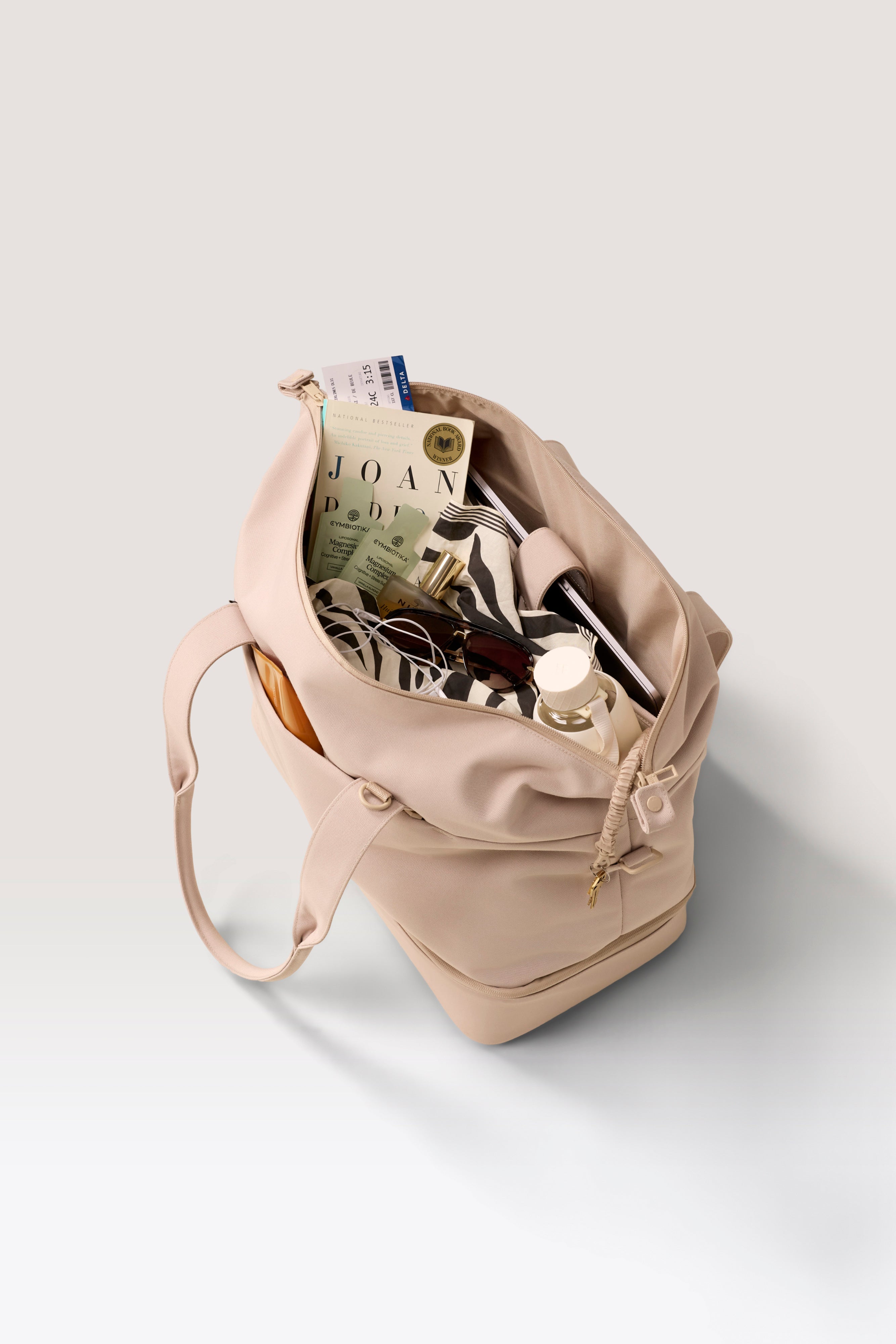 beis-the-weekender-sac-week-end-beige-fond-chaussures image 3