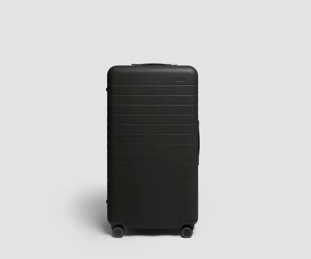 away-trunk-3-grande-valise-jet-black-3-semaines image 1