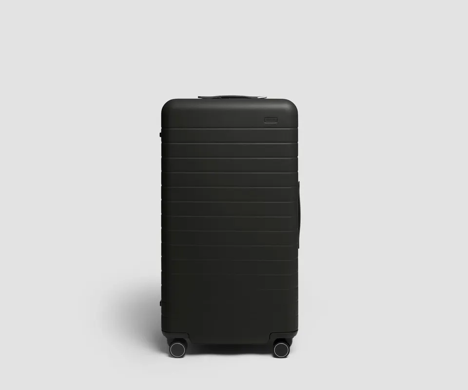 away-trunk-3-grande-valise-jet-black-3-semaines image 1