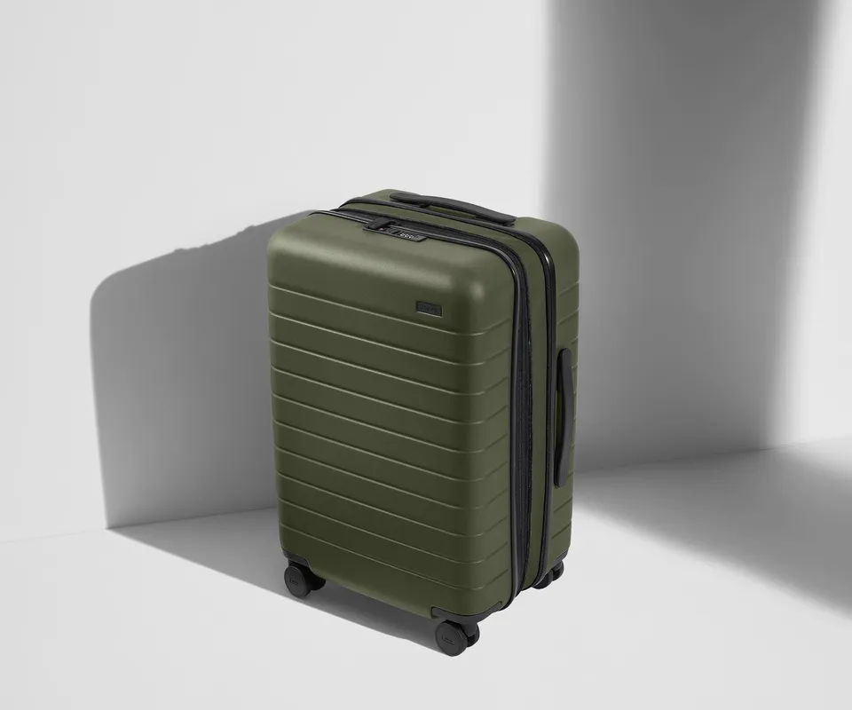 away-the-bigger-carry-on-flex-valise-cabine-olive-green-extensible image 1