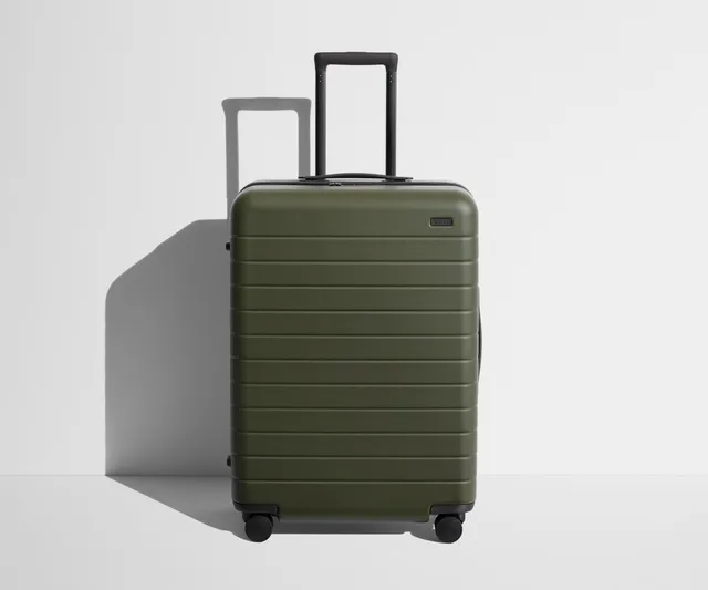 away-the-medium-valise-soute-vert-olive-rigide-2-semaines image 1