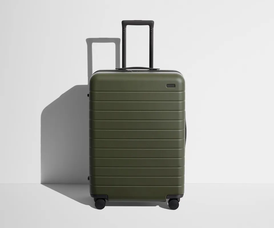 away-the-medium-valise-soute-vert-olive-rigide-2-semaines image 1