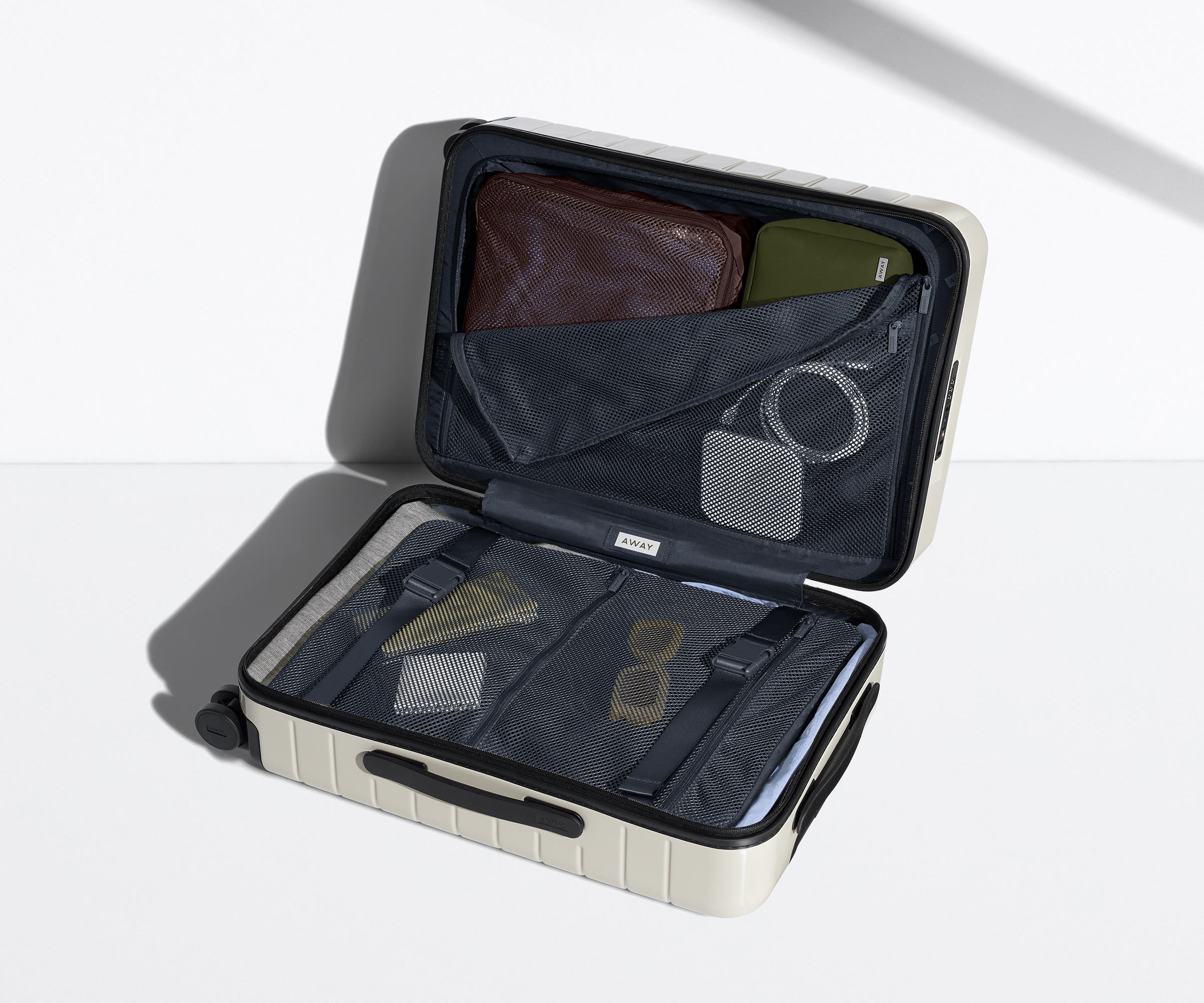 away-bigger-carry-on-valise-cabine-blanc-sel-brillant-rigide image 4