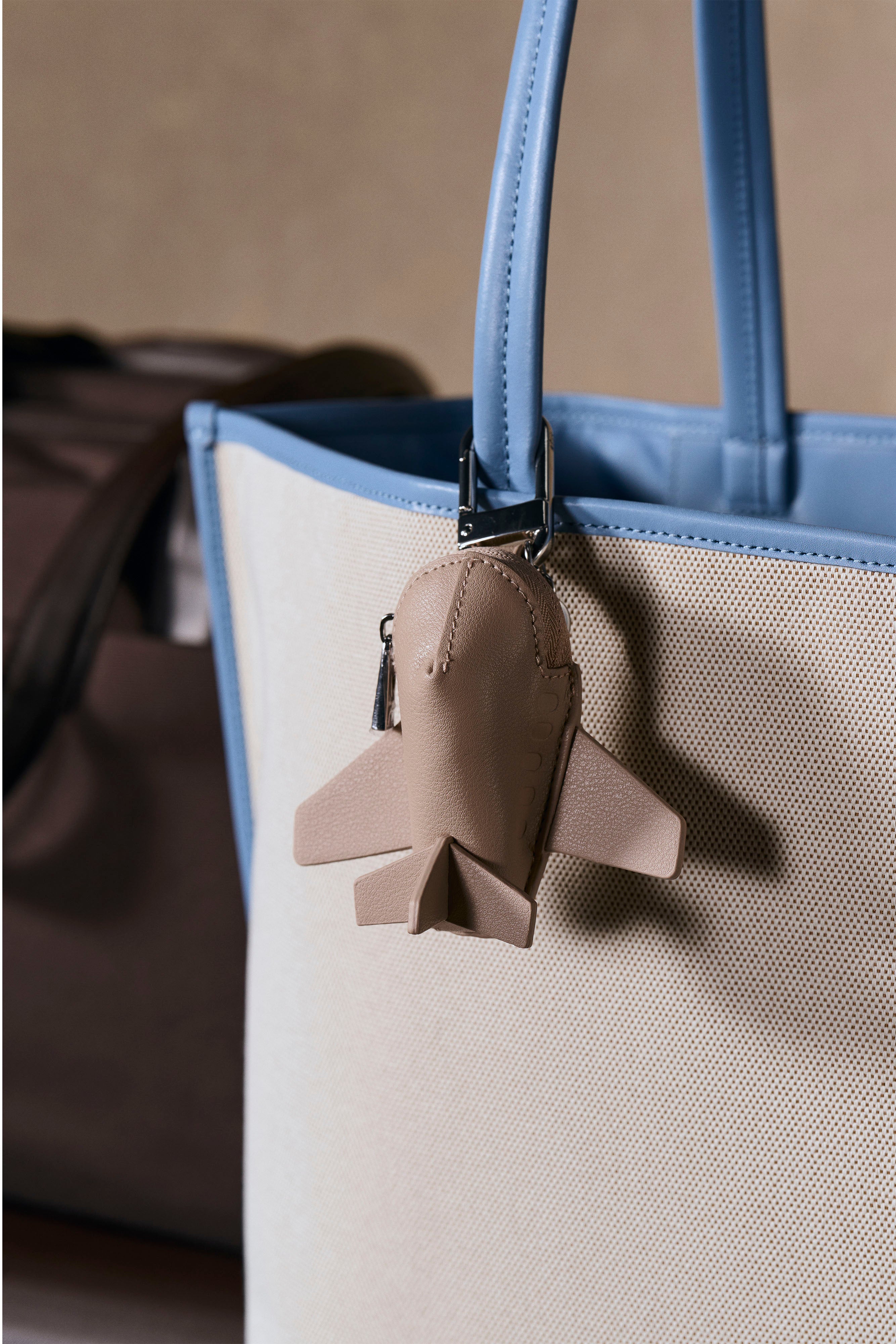 beis-accessories-airplane-charm-breloque-avion-beige image 4