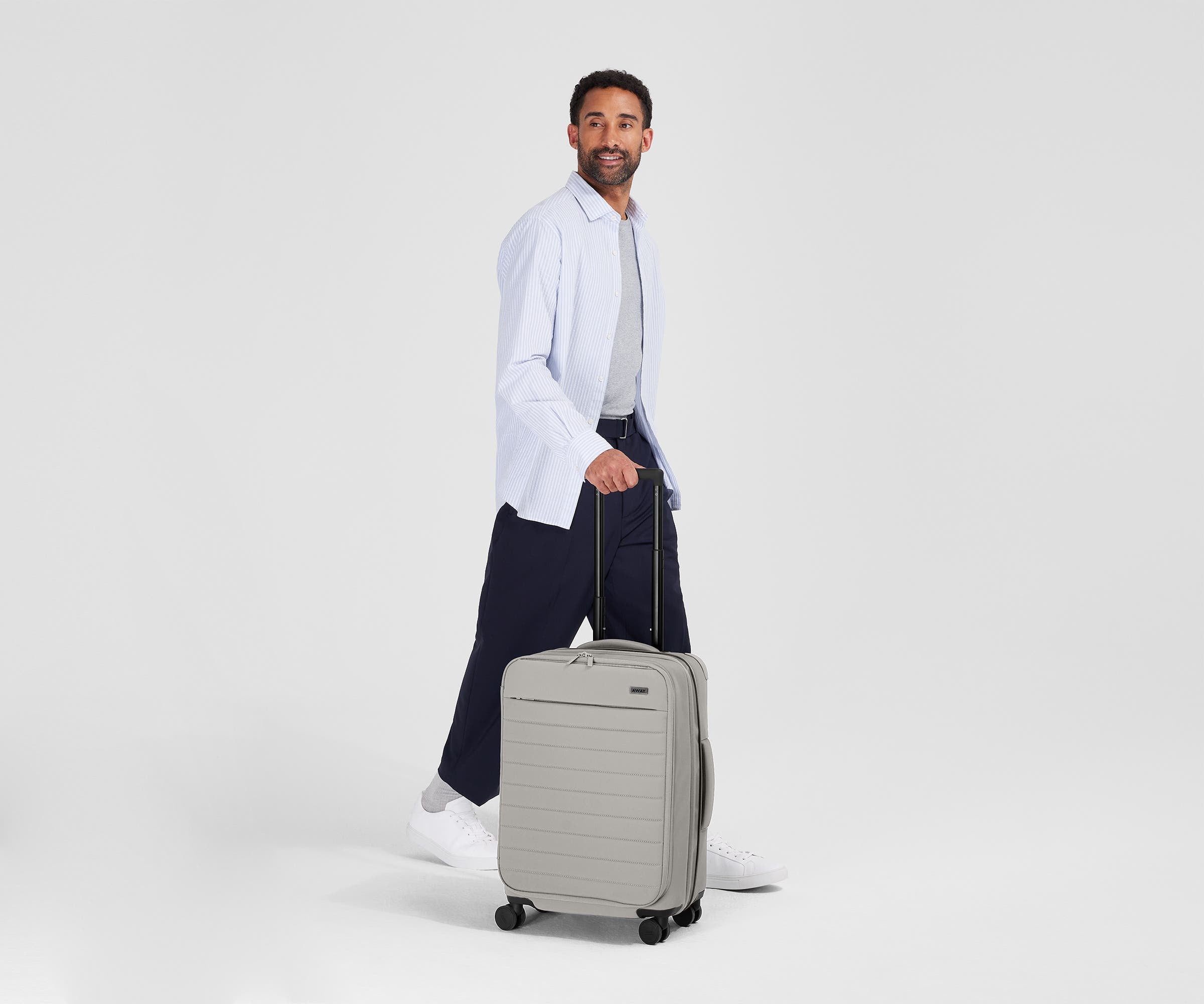 away-softside-bigger-carry-on-valise-cabine-cloud-gray-extensible image 4