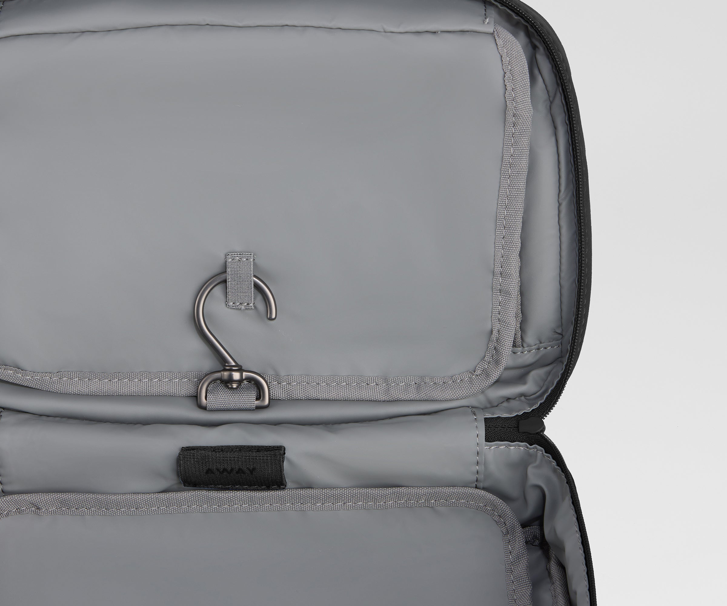 away-hanging-trousse-de-toilette-suspendre-noir-nylon image 3
