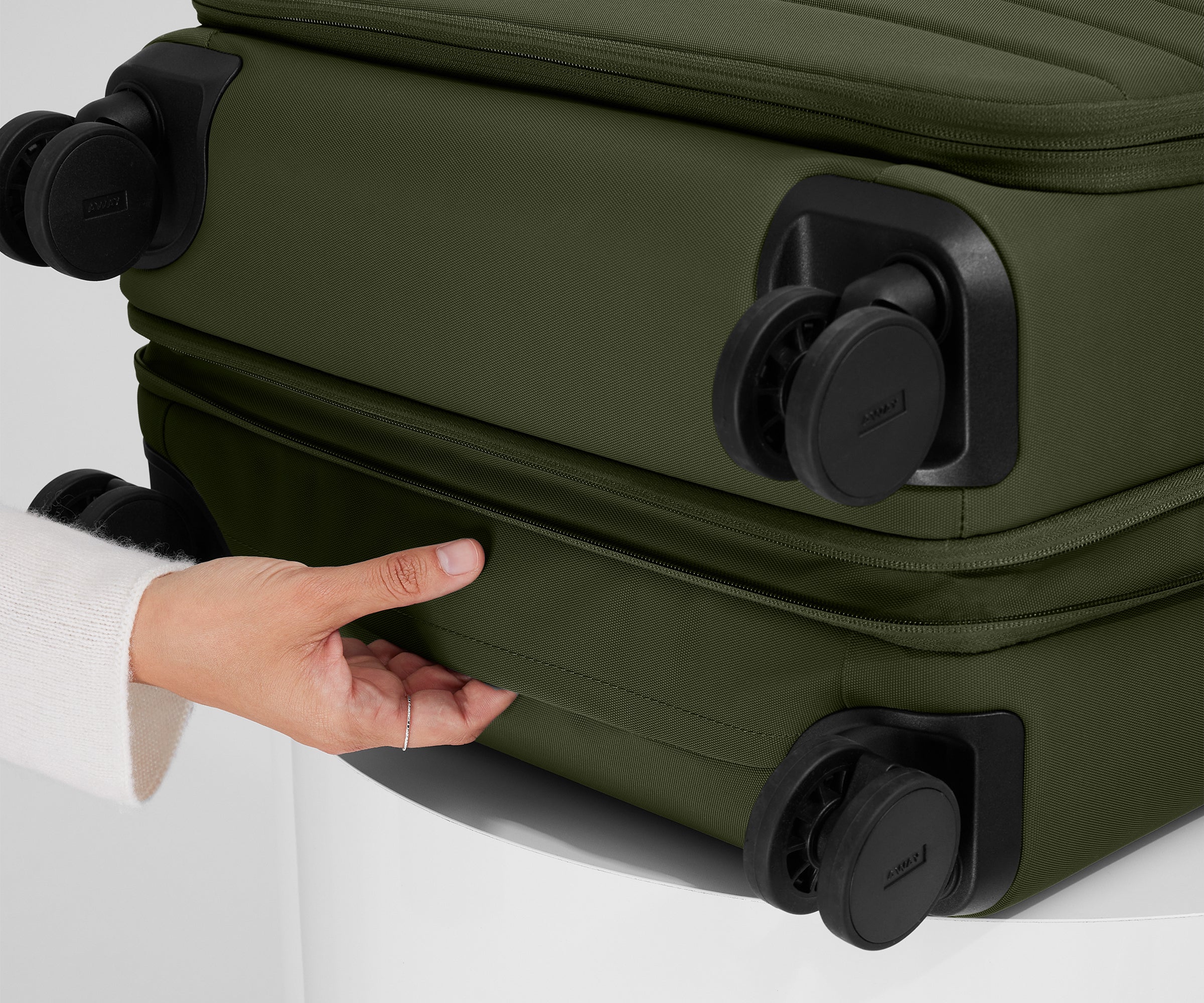 away-softside-medium-valise-soute-olive-green-extensible image 7