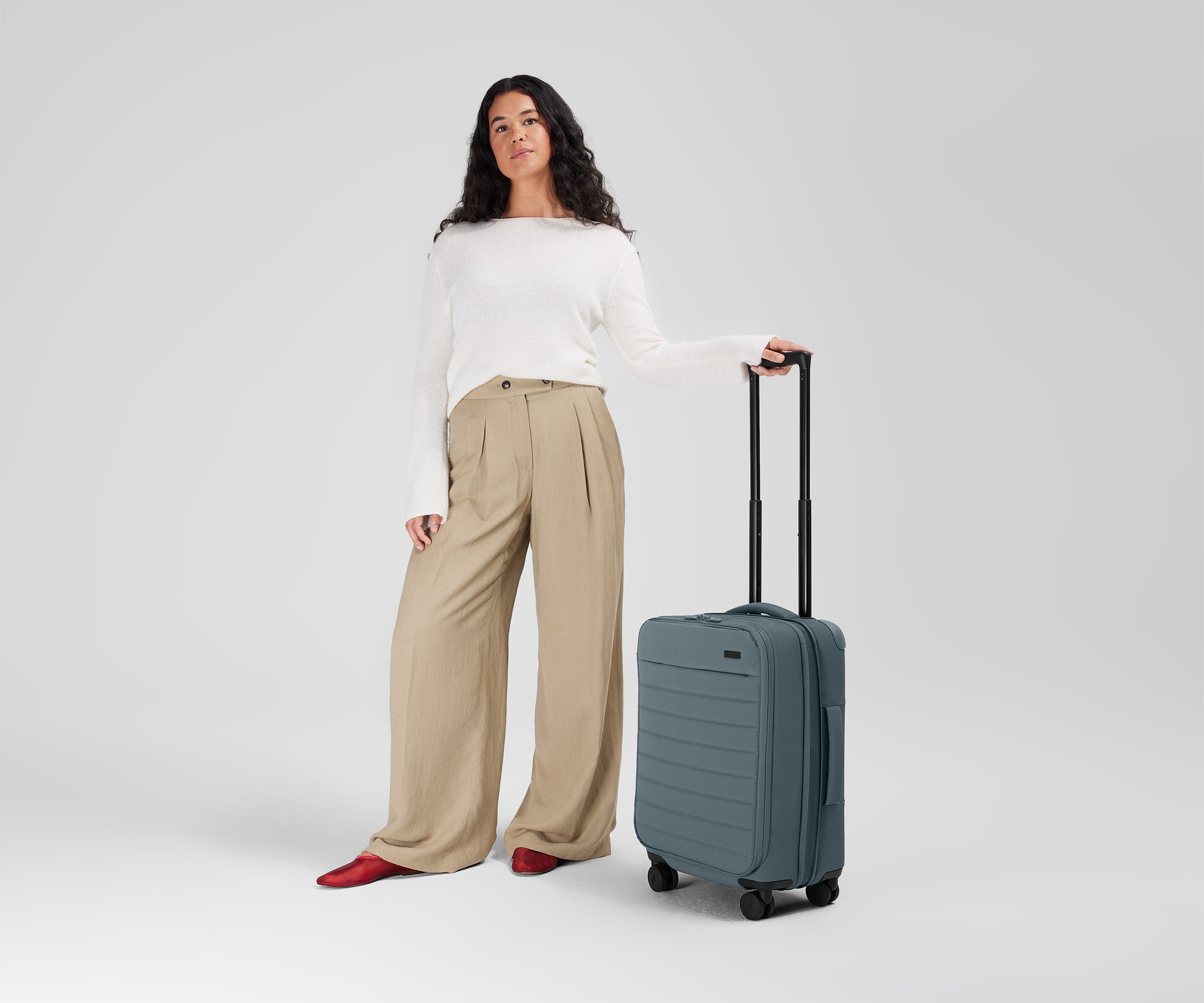 away-softside-carry-on-valise-cabine-bleu-coast-extensible image 4
