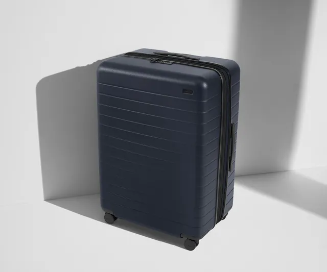 away-the-large-flex-valise-soute-bleu-marine-extensible image 1