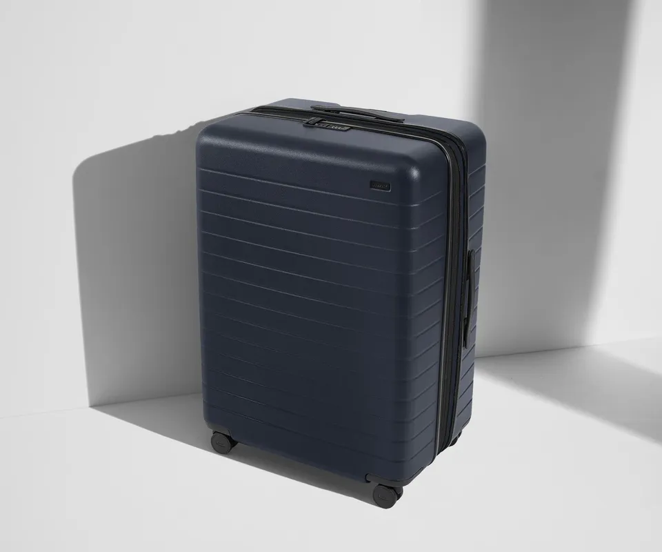 away-the-large-flex-valise-soute-bleu-marine-extensible image 1