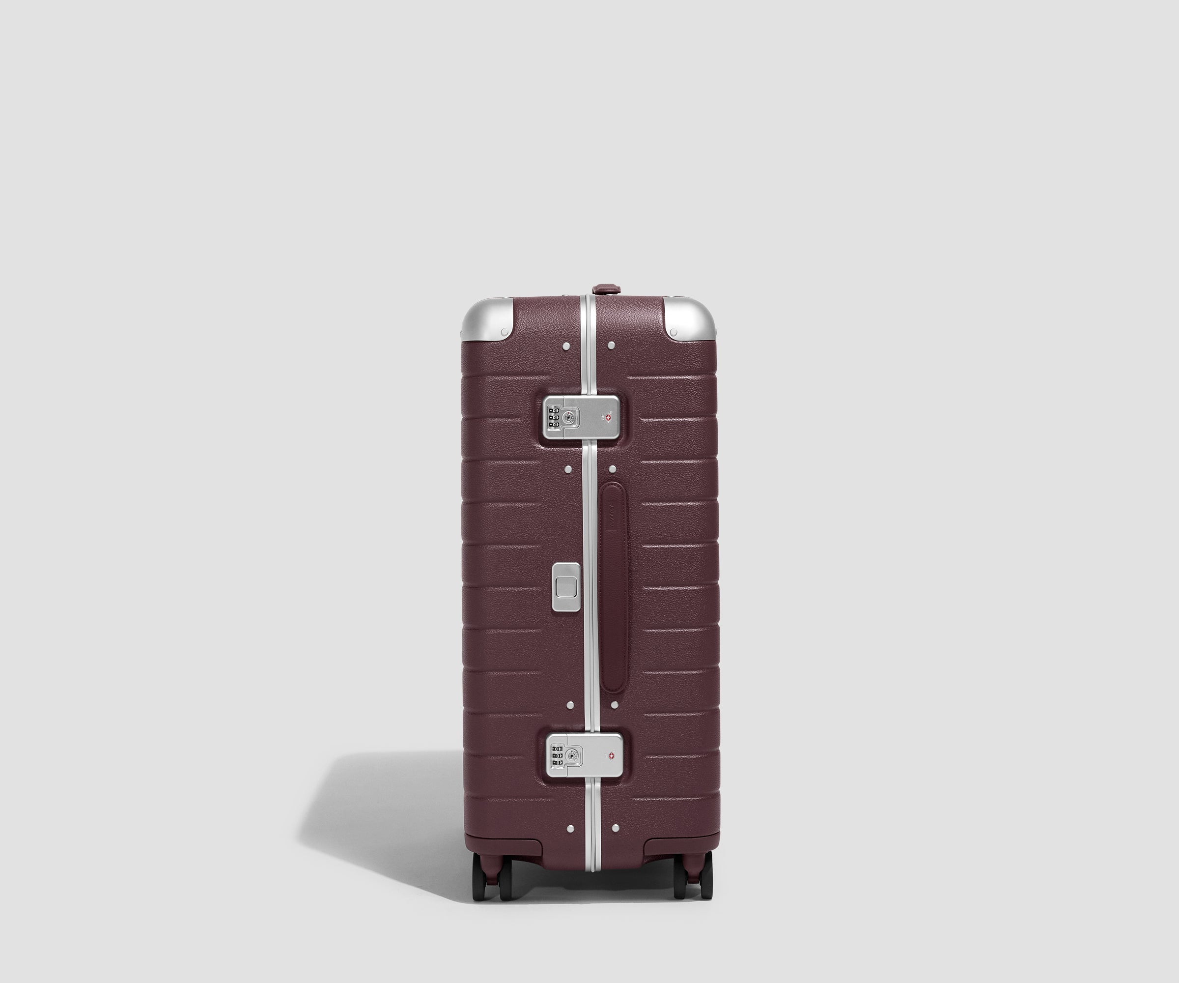 away-aluminum-edge-medium-valise-soute-oxblood-red-aluminium image 3
