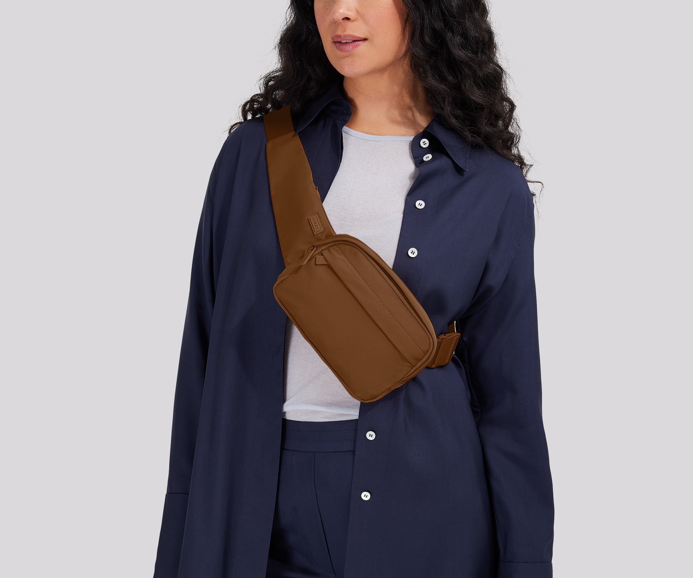 away-featherlight-sling-bag-sac-banane-amaro-brown image 2