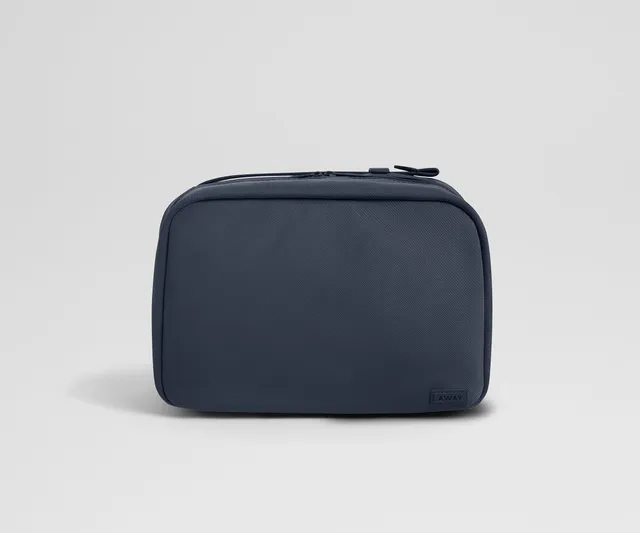away-hanging-trousse-de-toilette-suspendue-bleu-marine image 1