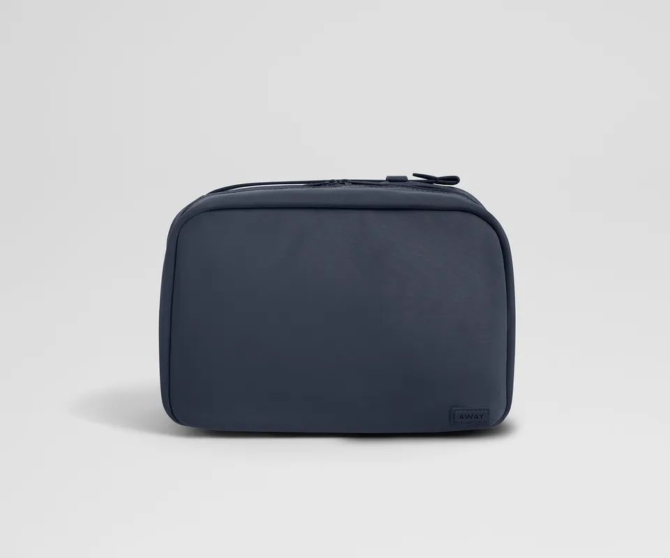 away-hanging-trousse-de-toilette-suspendue-bleu-marine image 1