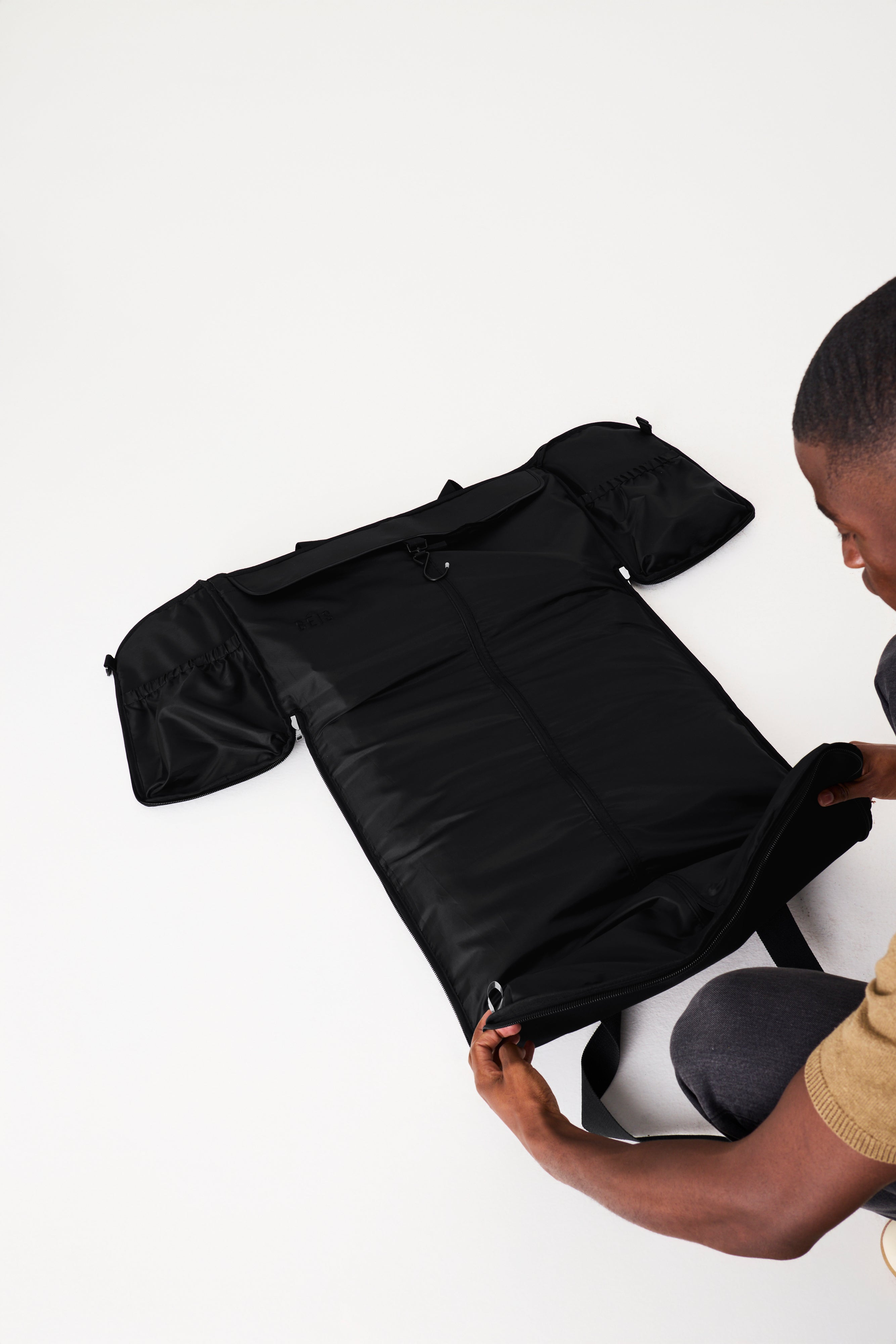 beis-garment-duffle-sac-voyage-noir-porte-costume image 4