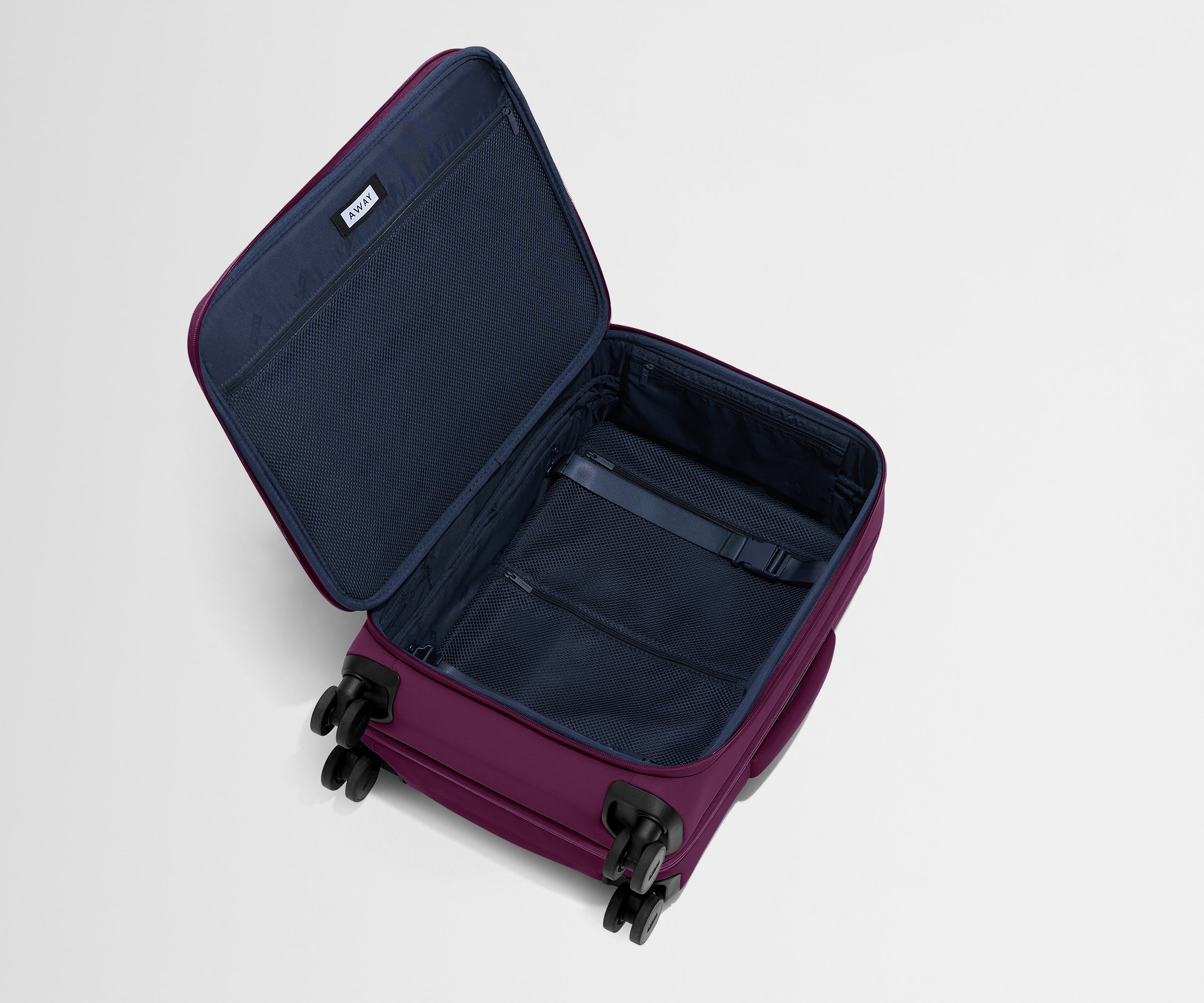 away-softside-bigger-carry-on-valise-cabine-plum-purple image 7
