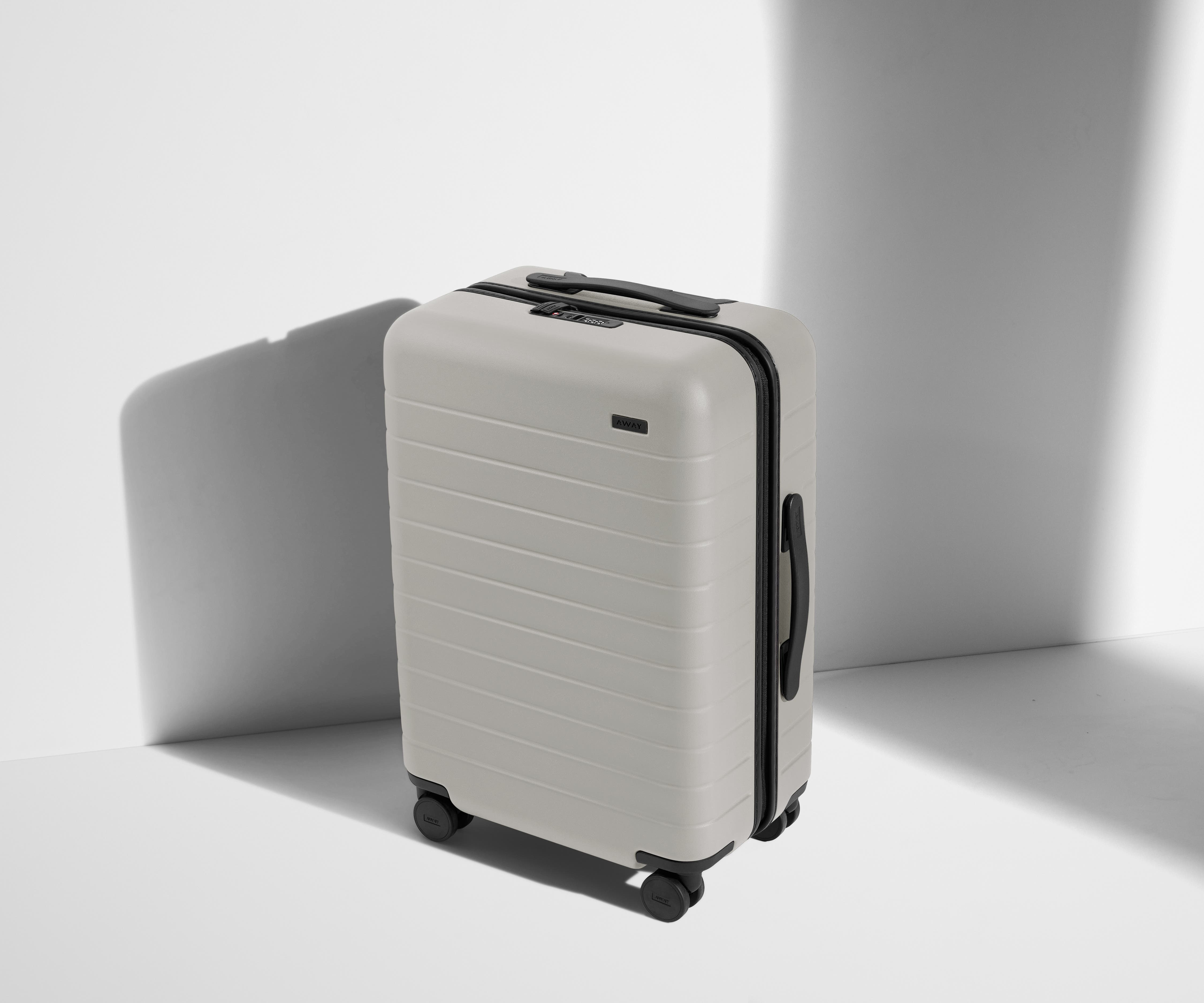 away-bigger-carry-on-valise-cabine-cloud-gray-rigide image 2