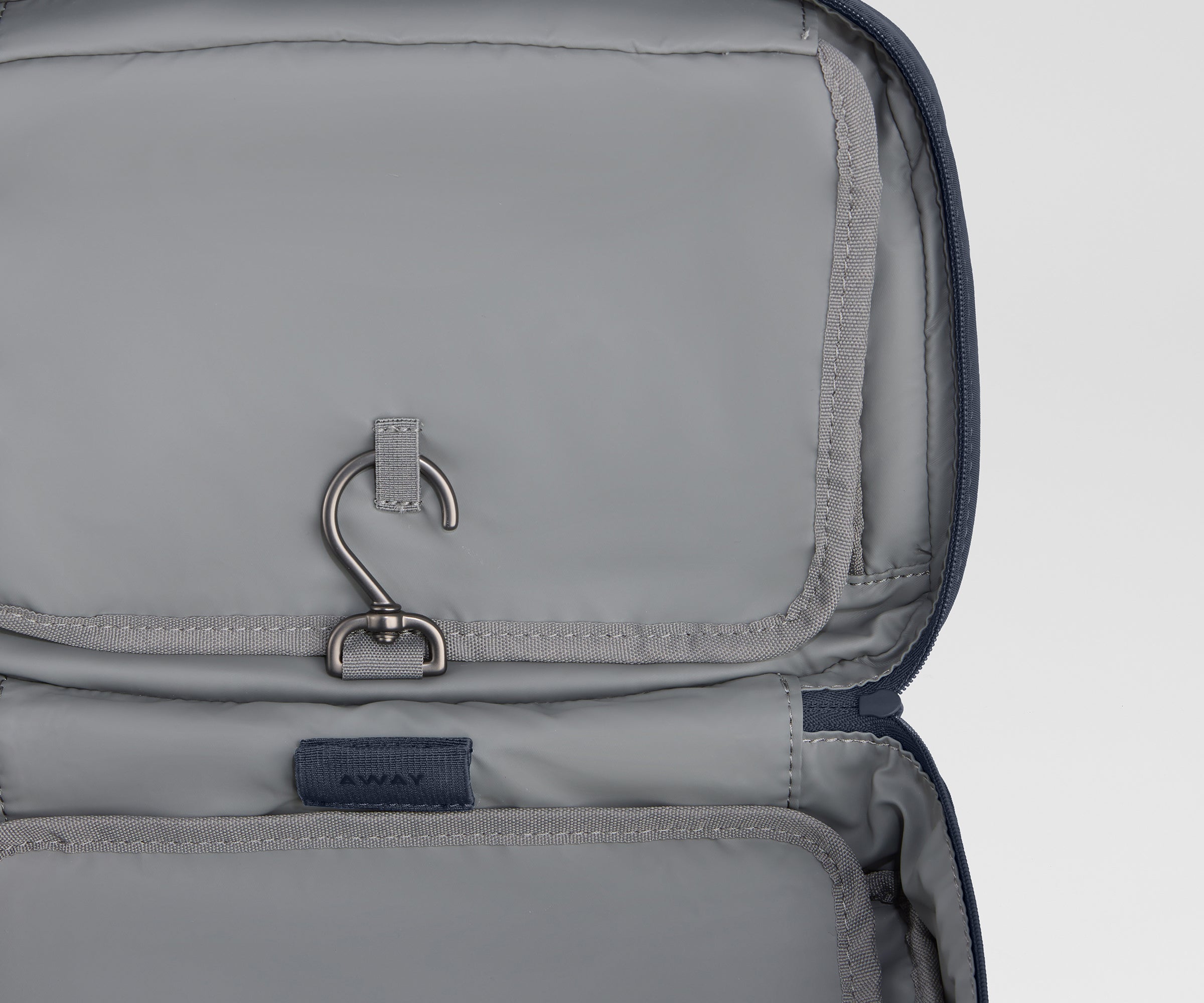 away-hanging-trousse-de-toilette-suspendue-bleu-marine image 3