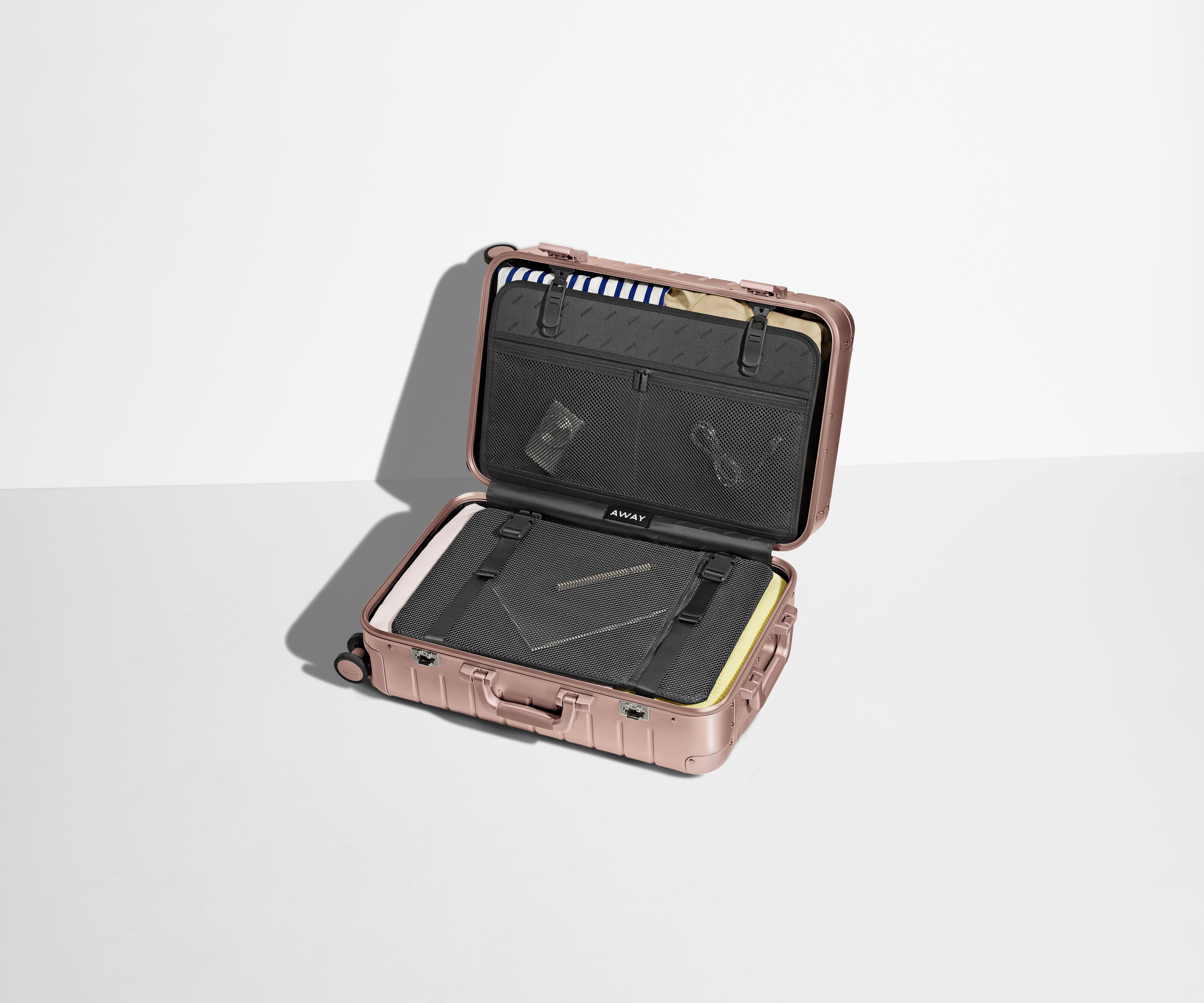 away-bigger-carry-on-valise-cabine-aluminium-rose-gold image 3