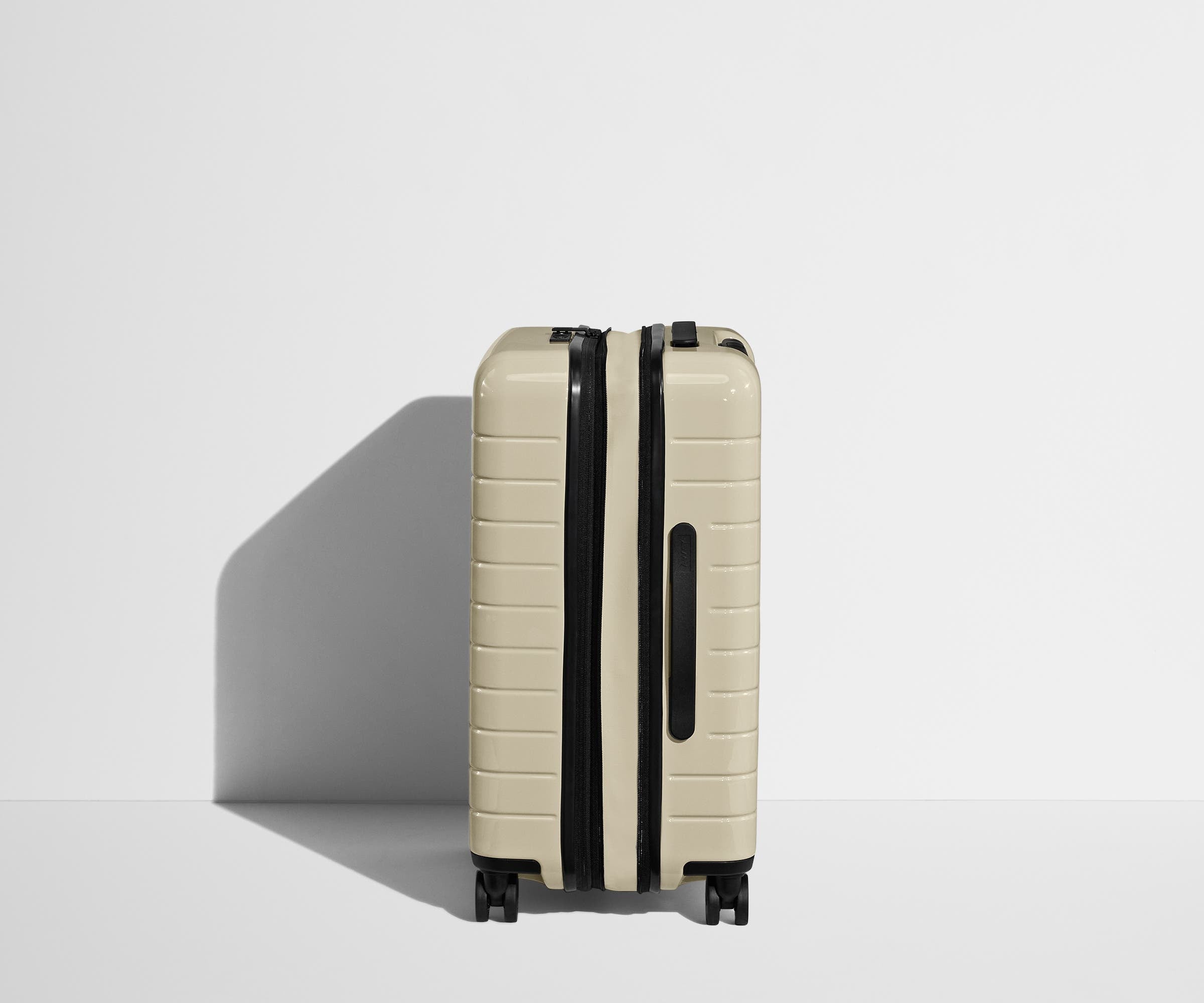 away-bigger-carry-on-flex-valise-cabine-blanche-extensible image 3