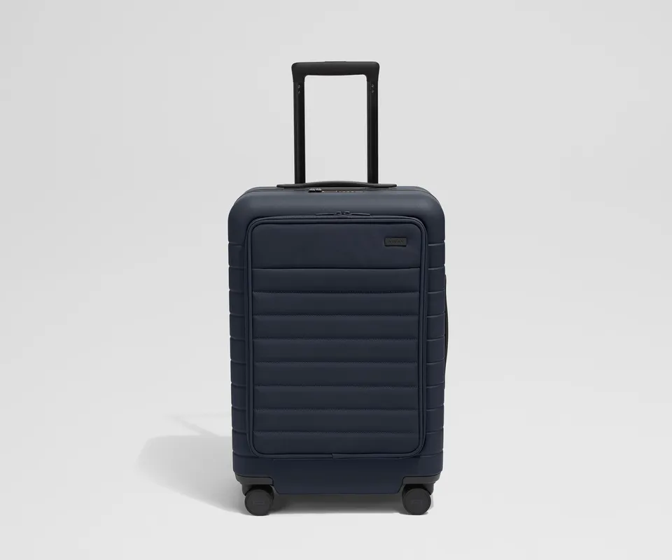 away-executive-bigger-carry-on-valise-cabine-bleu-marine image 1