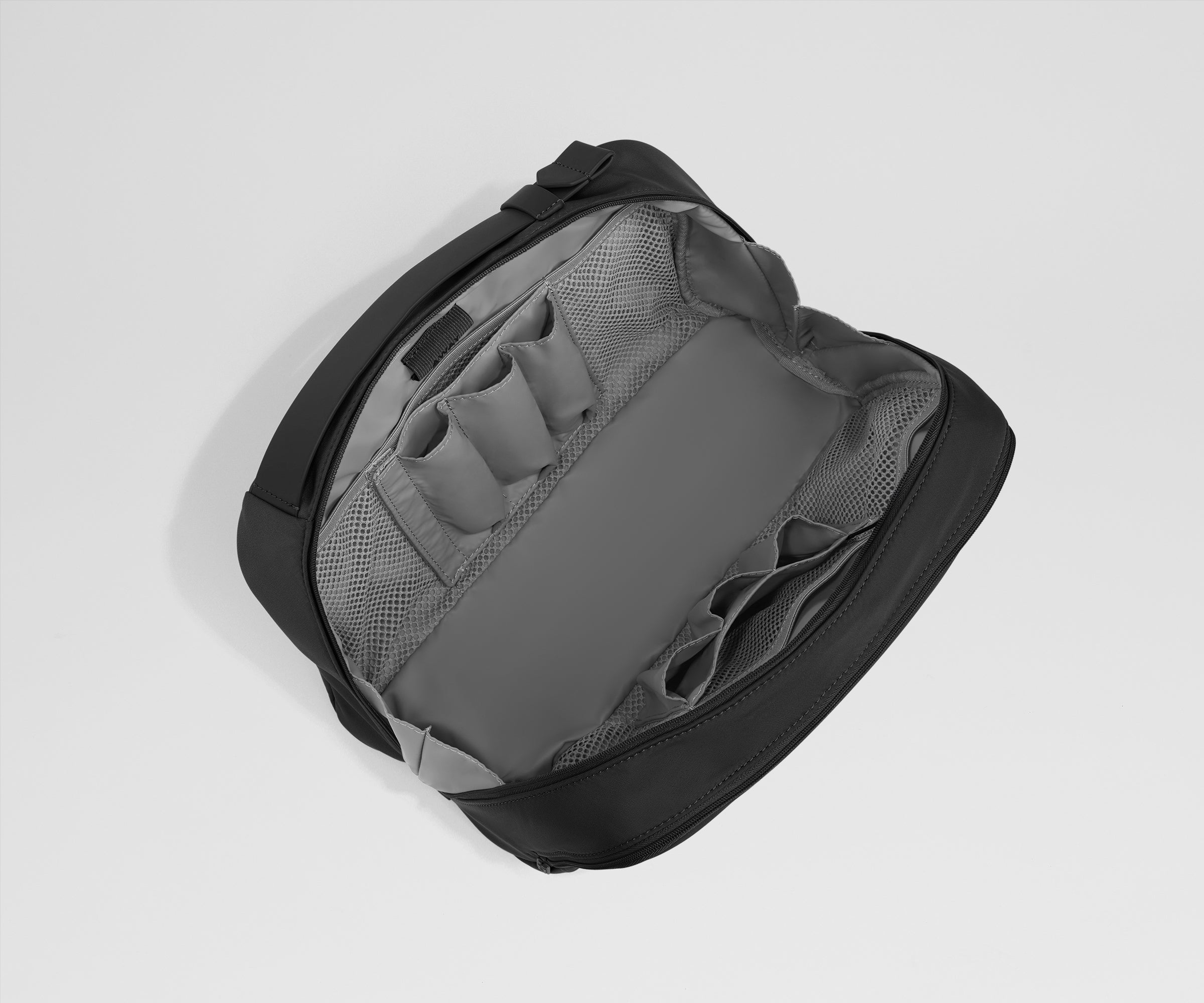 away-extra-large-trousse-de-toilette-jet-black-grand-flacon image 2
