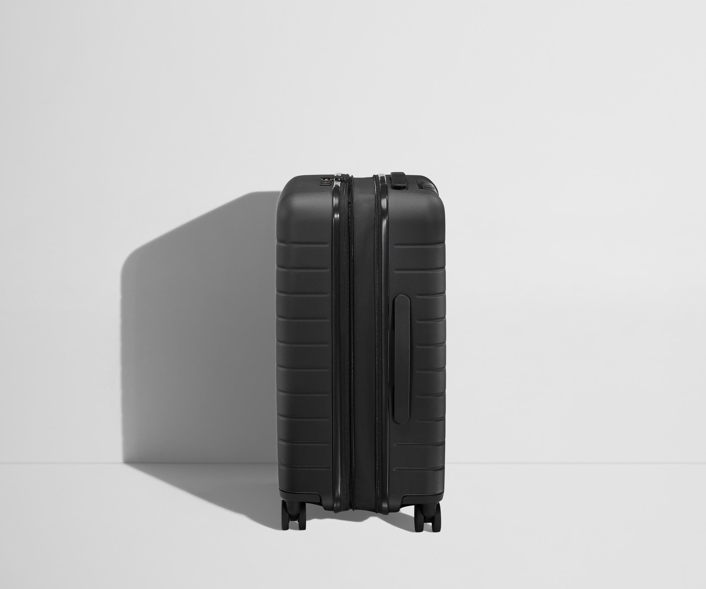 away-bigger-carry-on-flex-valise-cabine-jet-black-extensible image 3