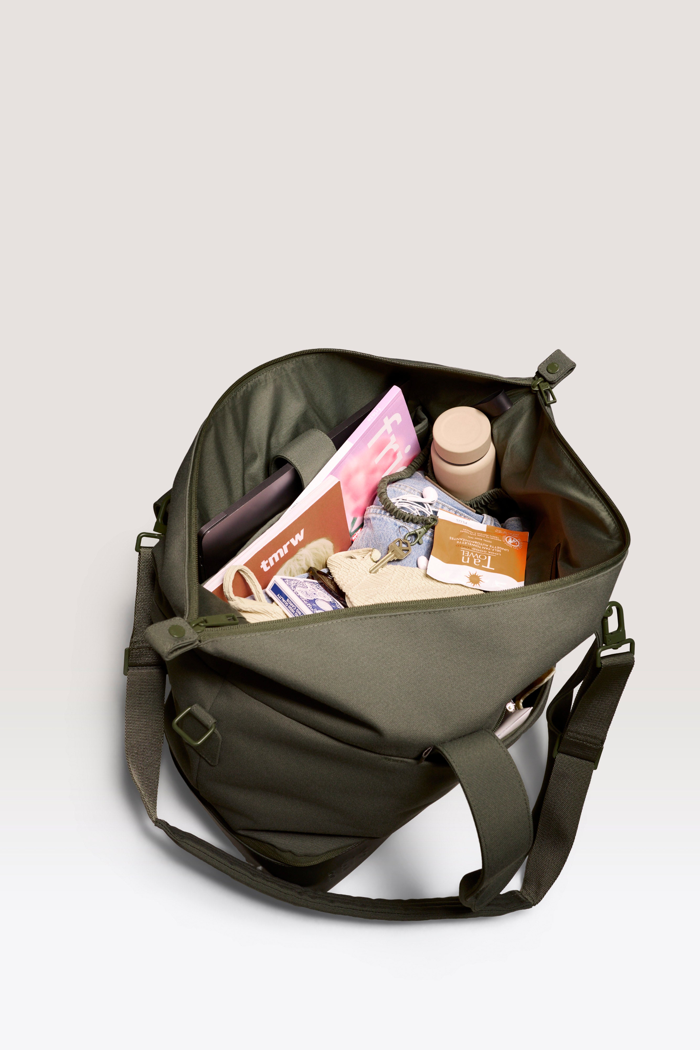 beis-the-weekender-sac-week-end-olive-fond-chaussures image 3