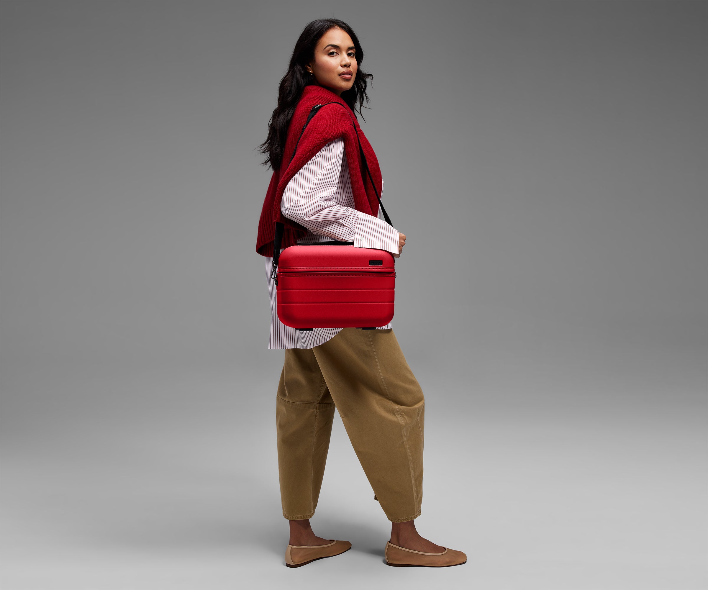 away-train-case-trousse-de-toilette-rouge-cerise-rigide image 3