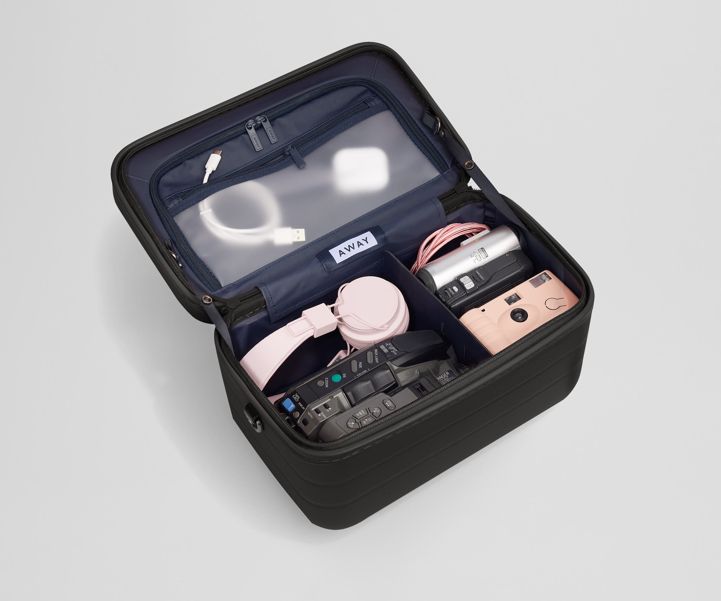 away-train-case-vanity-rigide-jet-black-polycarbonate image 5