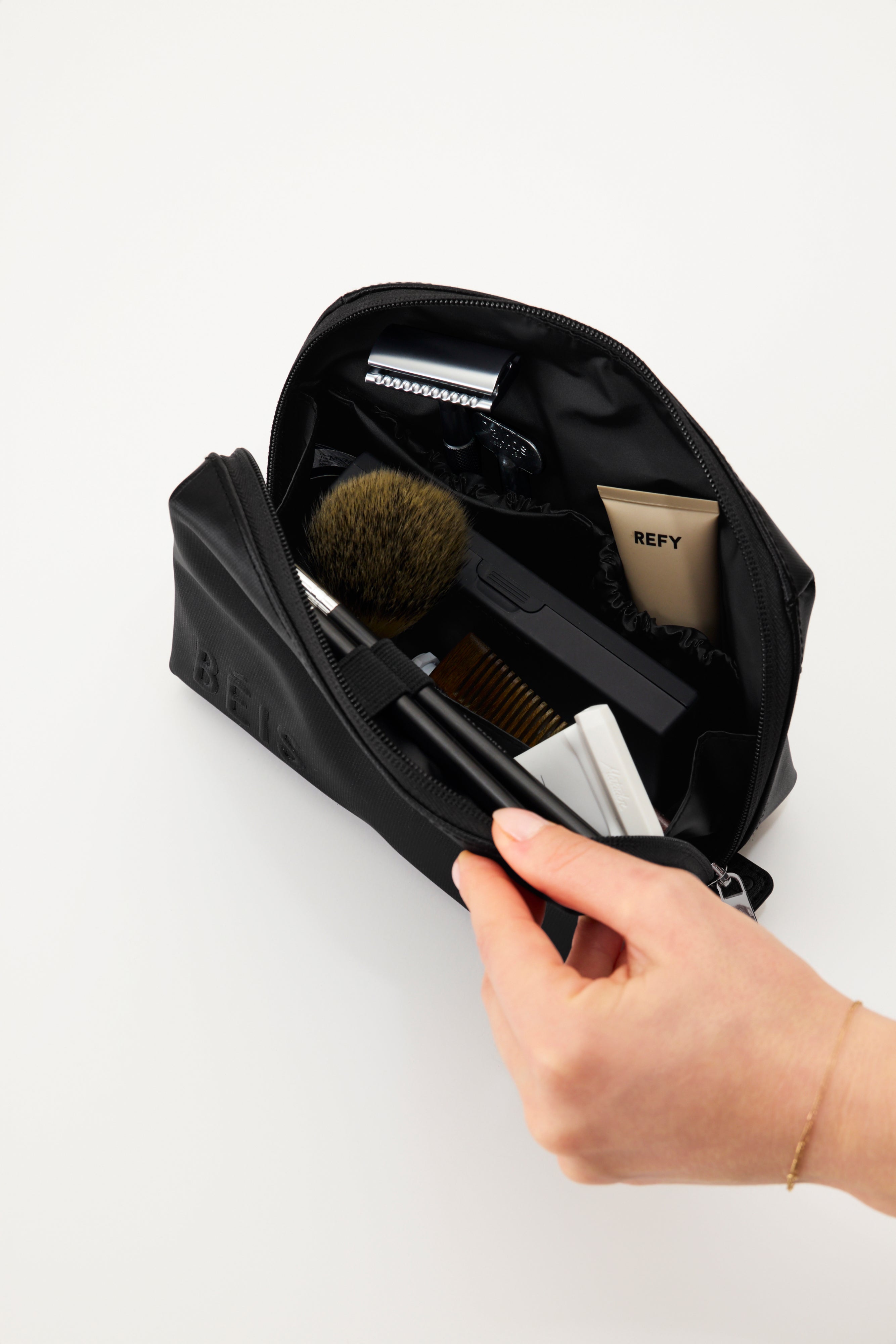 beis-small-cosmetic-pouch-trousse-noire-compacte image 2