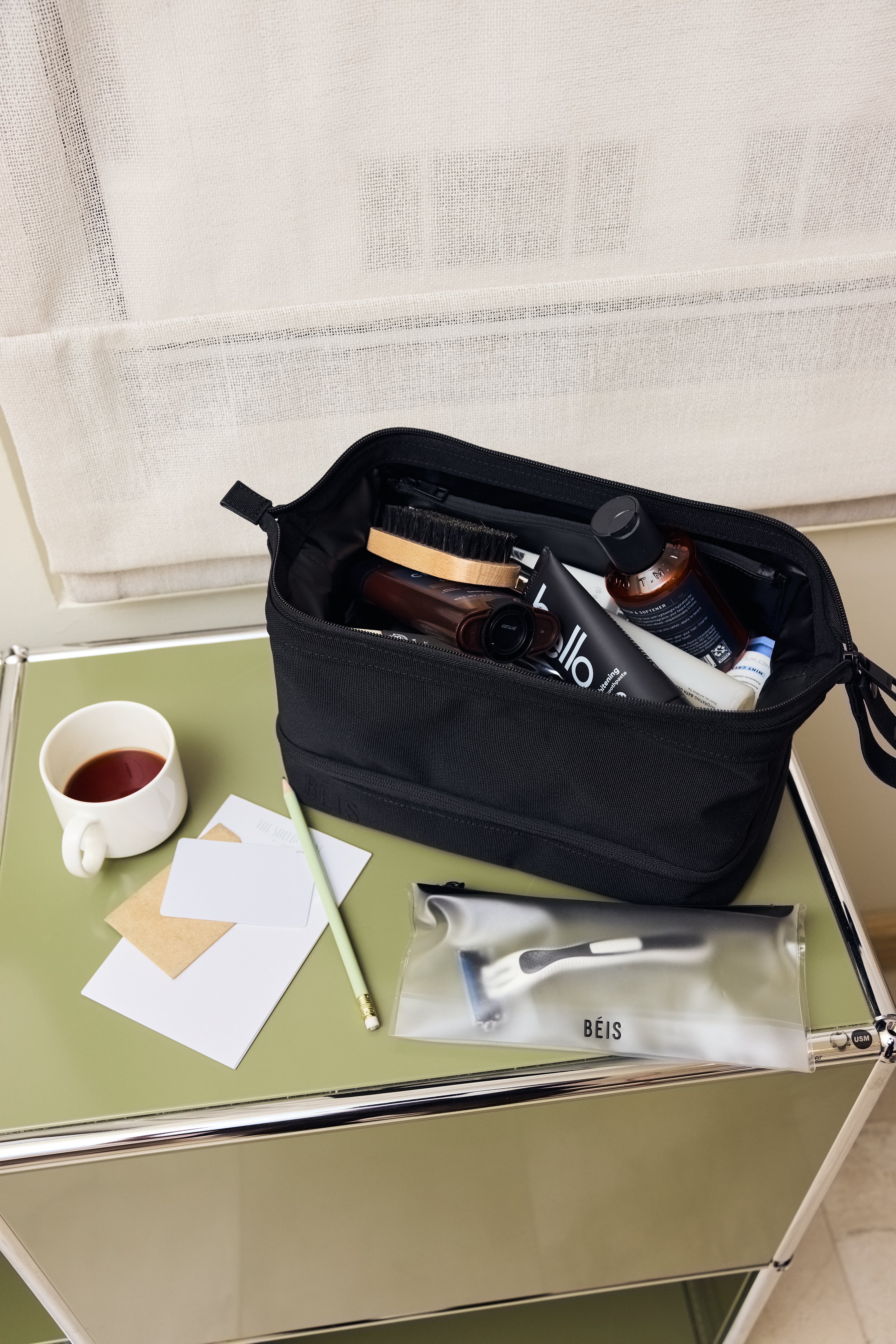 beis-the-dopp-kit-trousse-de-toilette-noire-suspendue image 3