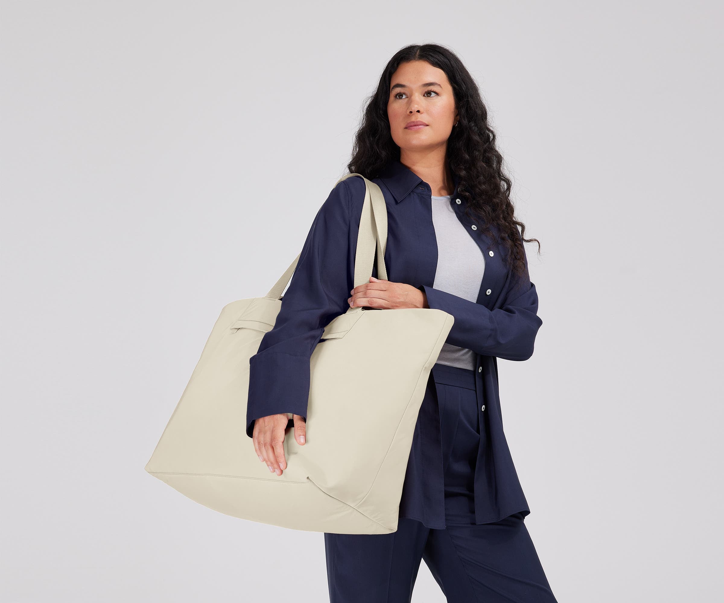 away-large-featherlight-tote-sac-cabas-salt-white-16-pouces image 2