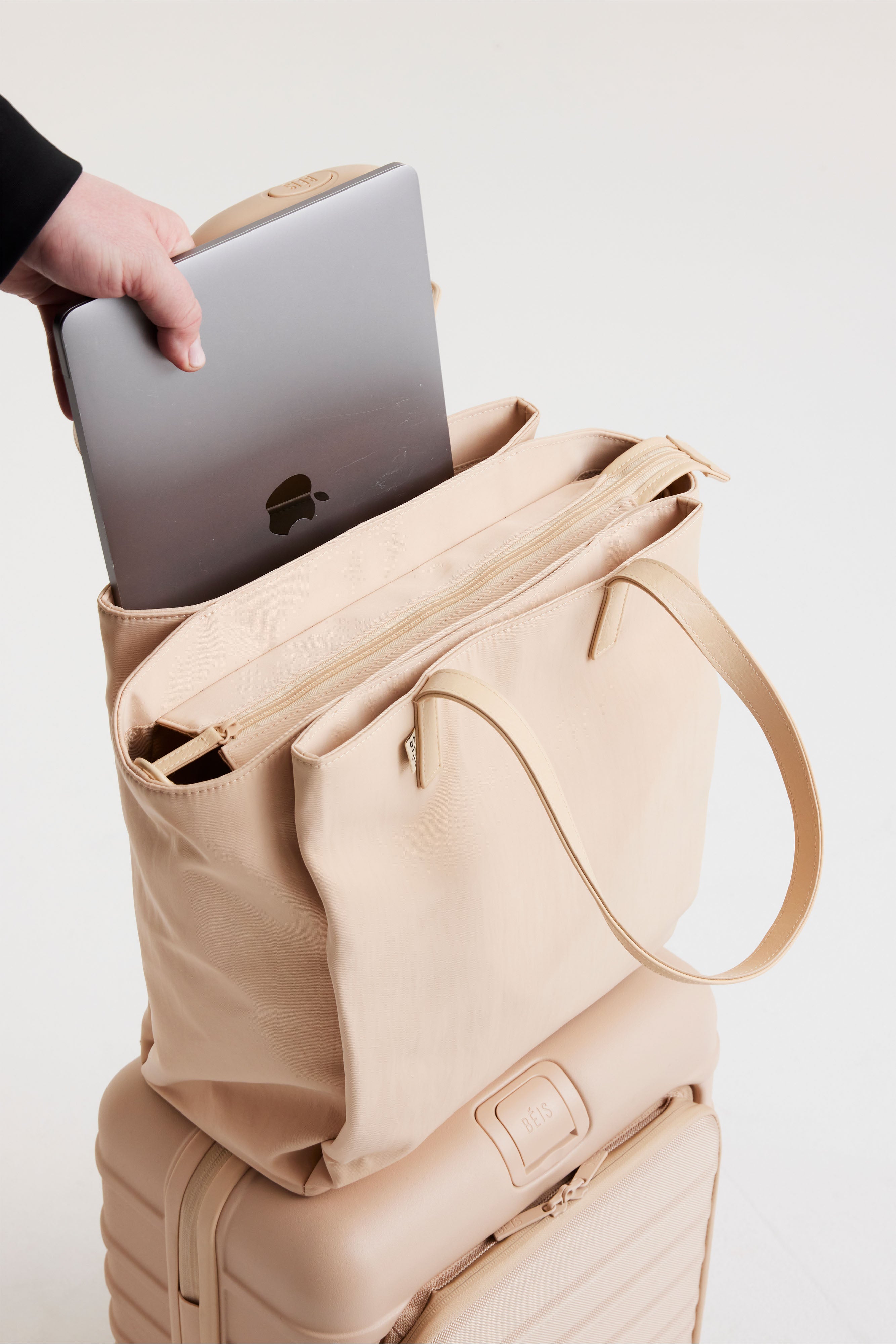 beis-commuter-tote-cabas-beige-nylon-13-pouces image 8