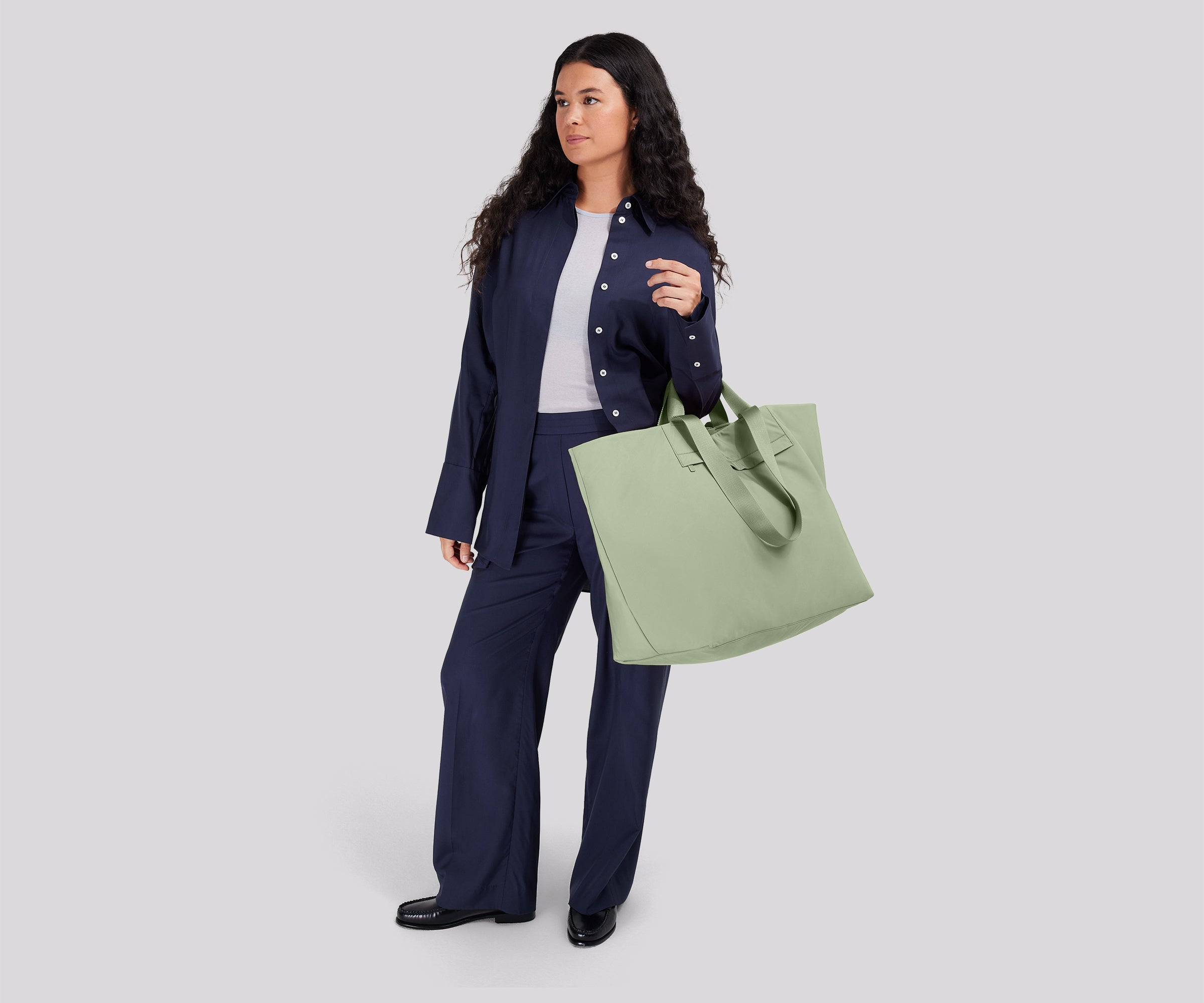 away-featherlight-tote-large-tote-bag-vert-sauge-16-pouces image 2