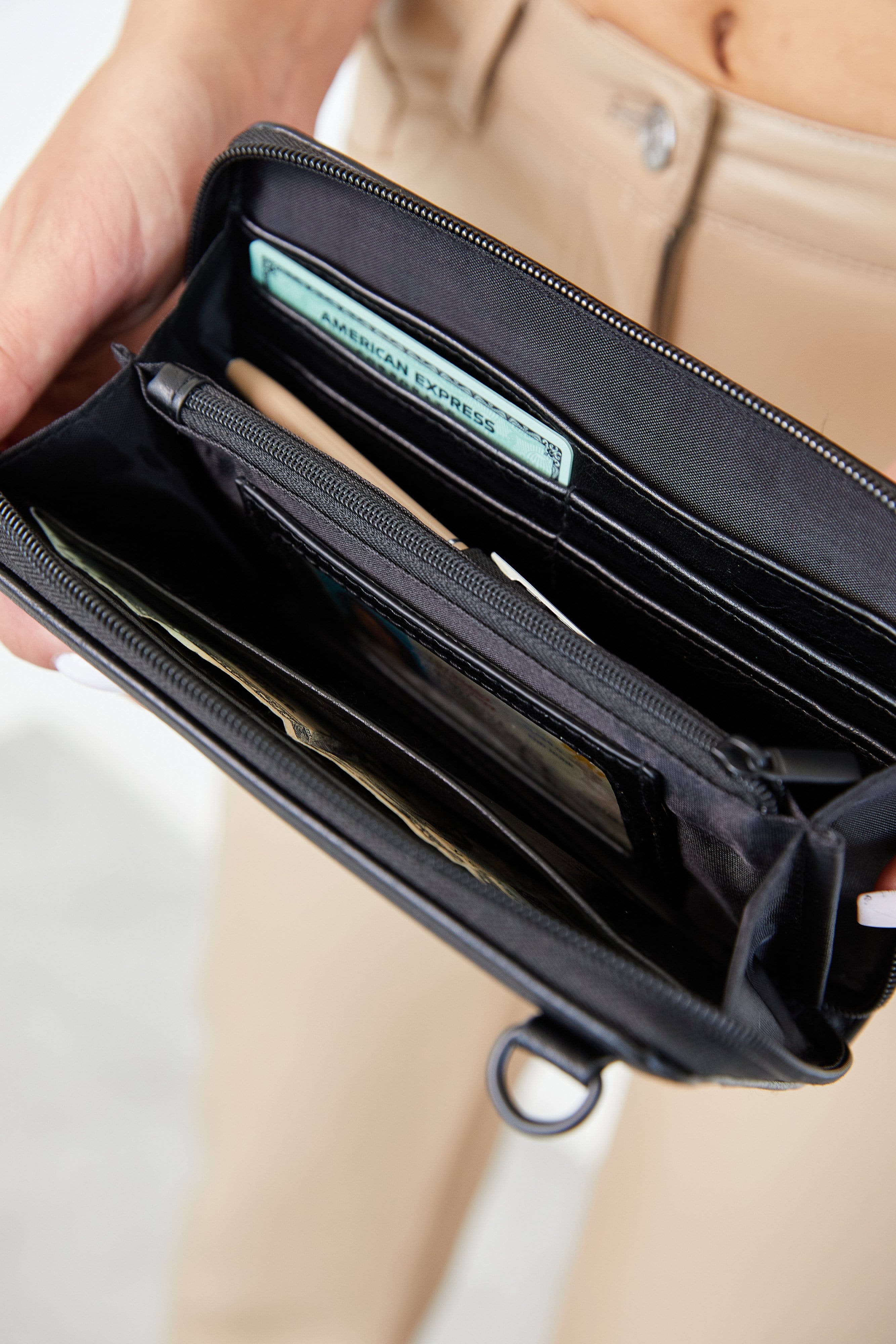 beis-travel-wallet-portefeuille-voyage-noir-passeport image 5
