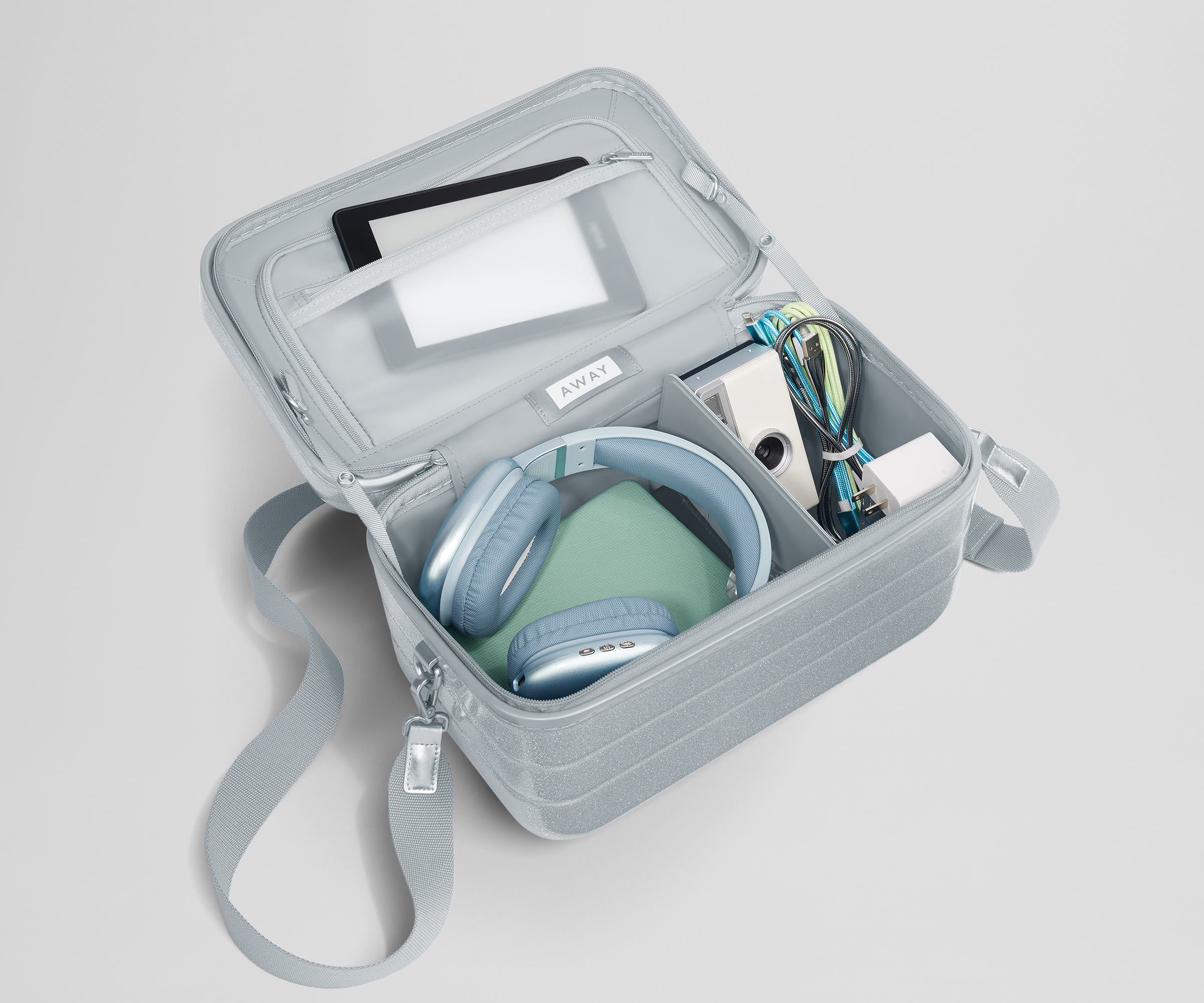 away-train-case-vanity-case-rigide-supernova-silver image 4