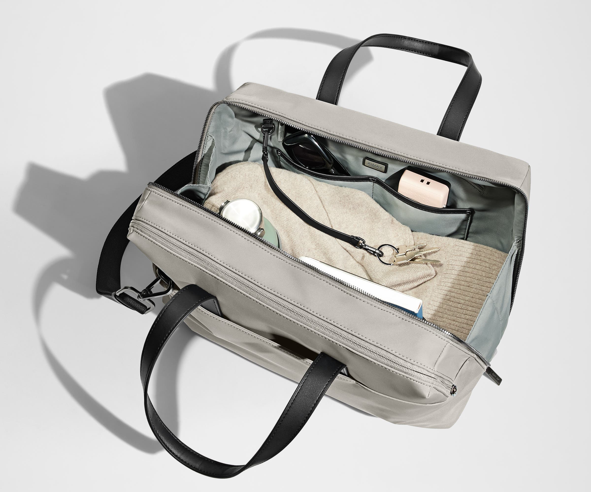 away-everywhere-bag-sac-bandouli-re-gris-cloud-16-pouces image 4